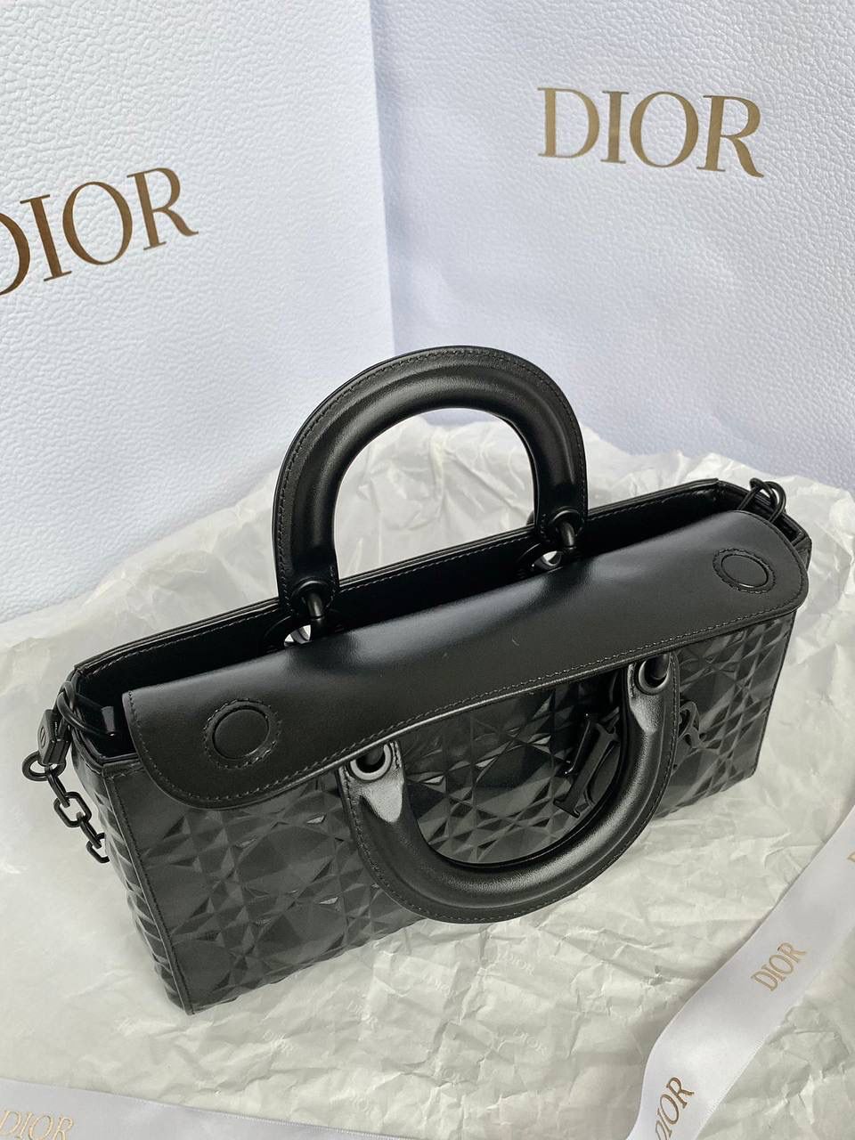 𝗗𝗶𝗼𝗿 𝗗-𝗝𝗼𝘆 𝗯𝗮𝗴哑光黑色🖤 时尚果然就是轮回，回归了一把中古戴妃 特殊处理的哑光牛皮钻石藤格纹，八个切割面挺括有型，全套磨砂材质五金，长方包形短链条➕细长肩带直接封神！！ 复古时髦感超强，真是什么场合都可以把住🥹绝对是lady中的天花板了，强势出圈啦姐妹们🤩 26 x 13.5 x 5cm