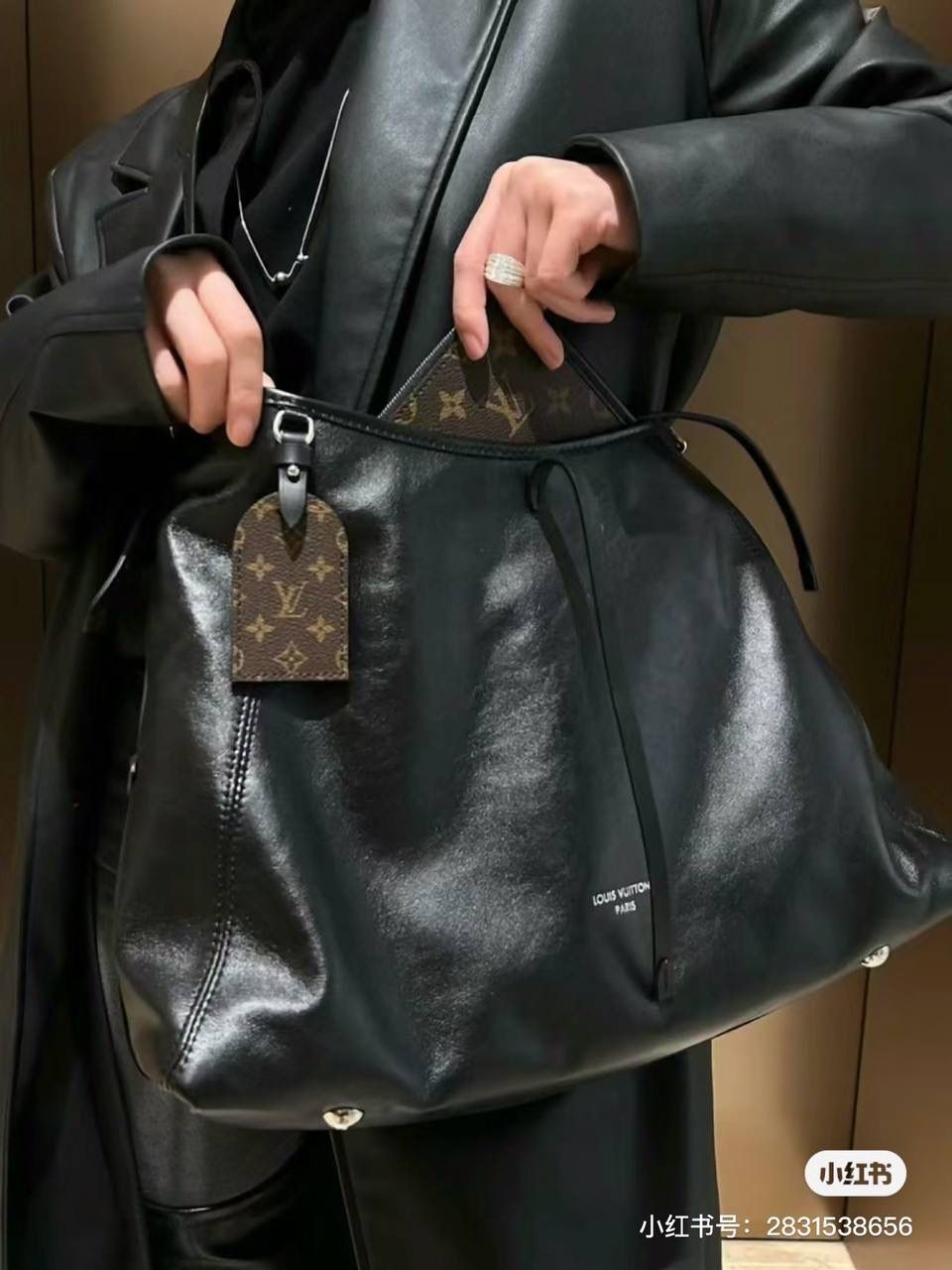 CARRYALL 黑色👜✨ 说到L*V carryall不知道大家第一个想到的是老花款，还是黑色羊皮款，反正我个人觉得最近黑色羊皮款是火的一塌糊涂，超级火，小羊皮的质感超级软糯，爱不释手，这款包的灵魂就是皮料，意大利小羊皮，你们上手自己感受～这款包包真的是太用心了，无论是外观还是实用性，都充满了品牌的精致工艺，全羊皮材质让整个包身散发出一种慵懒的松垮感😍 小号尺寸：33.5*23*15cm 大号尺寸：39*30*15cm