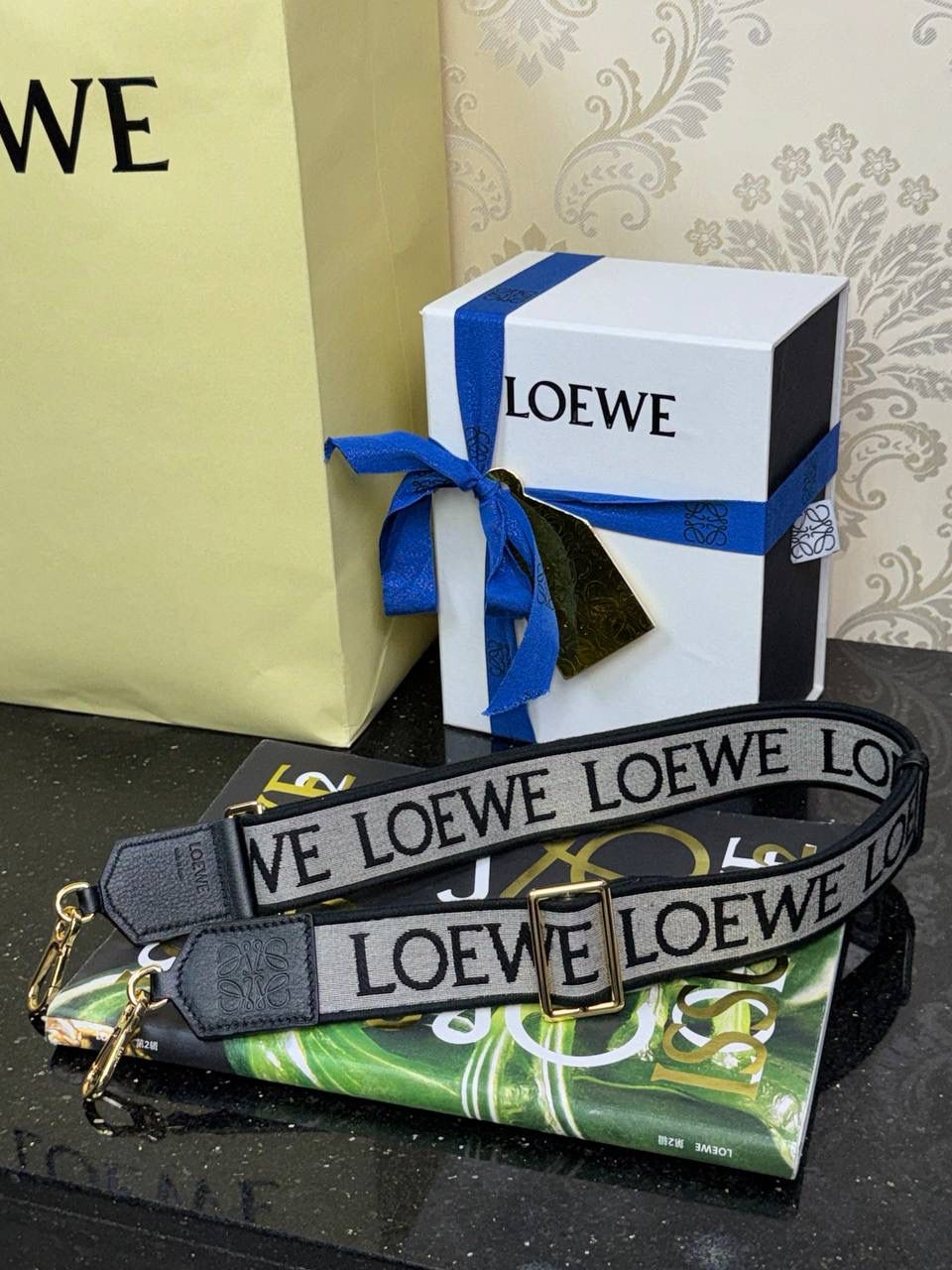 【黑/金尊享版】 —全新升级肩带出货啦❤️ 👉🏻独家进口机器，全新升级刺绣，无限接近砖贵𝙕𝙋👍 👉🏻满配Anagram图案，一条肩带，用途多多😀 长度：𝟗𝟗-𝟒𝐜𝐦 编码：182323 颜色：黑/金