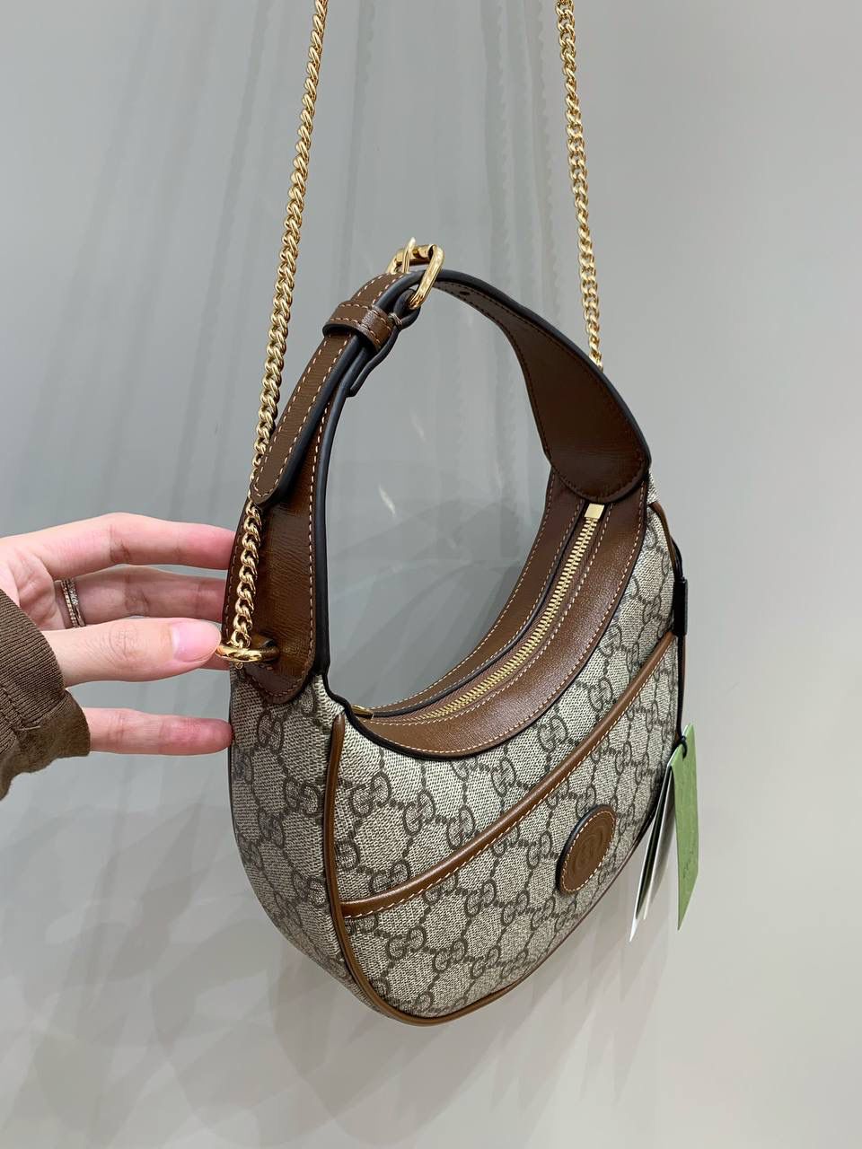 新背景实拍正品级 。Gucc1 Ophidia月牙包 （原厂皮高版) 这只也是我的心头爱，永远的经典款 是一秒心动的感觉，两个设计， 一个链条斜挎，一个可以腋下，现在的设计真的太卷，不仅要好看还要多样化满足不同的需求， 经典不变的元素更加值得收藏，绝对会惊艳到你！ 这只小可爱很复古时尚！👜✨ 型号726843 尺寸21.5x11x5cm