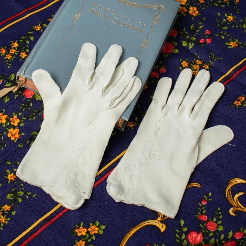 Vintage Embroidered Wrist-Length White Fabric Day Gloves (MT331)