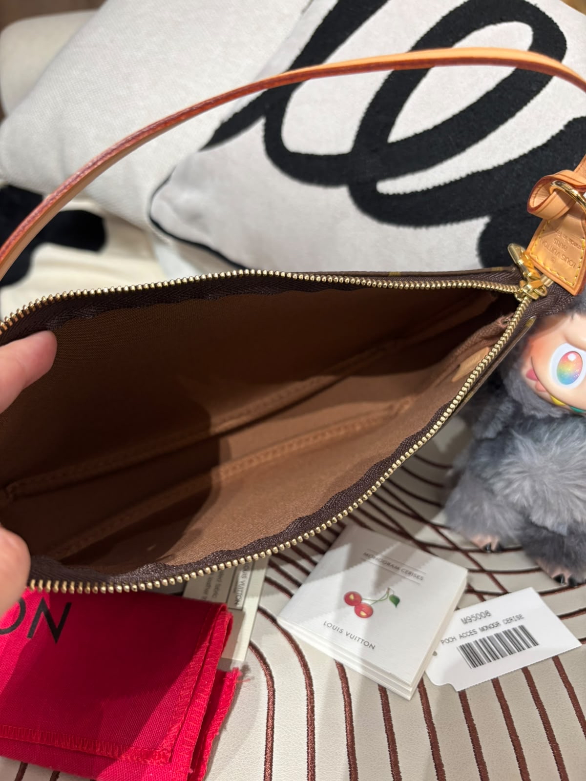 未使用品 Lv accessories pochette cerise M95008 100%Authentic, unused未使用品 ✅Dust bag 