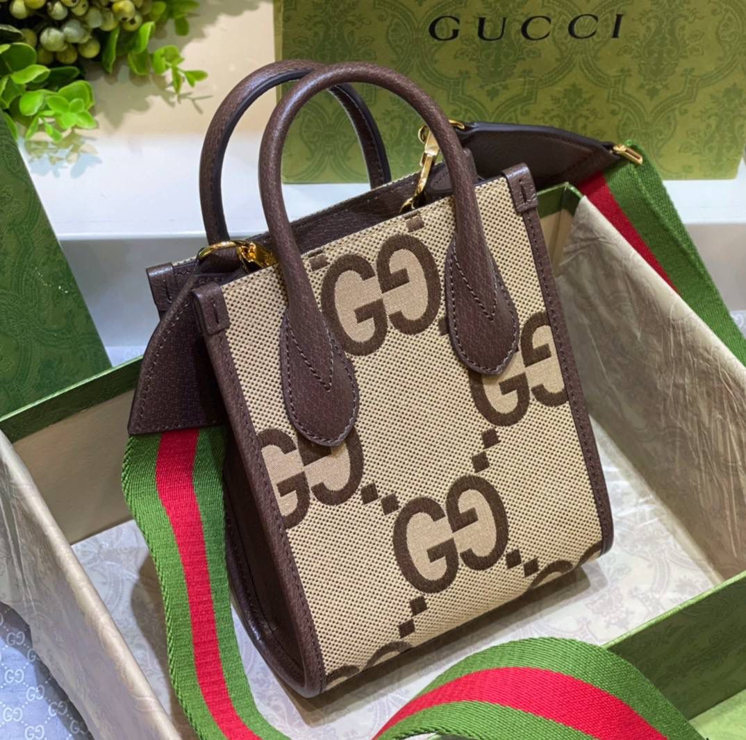 ✈️✈️✈️🔥帆布双G 托特包 # ▫️型号：699406 ▫️尺寸：20*16*7cm 全网火爆📍琴谱托特包Jumbo 无论是外形还是质感都非常棒，简洁的外形，全新的Jumbo双G帆布➕棕色原厂皮牛皮❗️颜色上丰富了层次，也更显得妩媚优雅。完全不踩雷的包型、直接bi眼入[666]