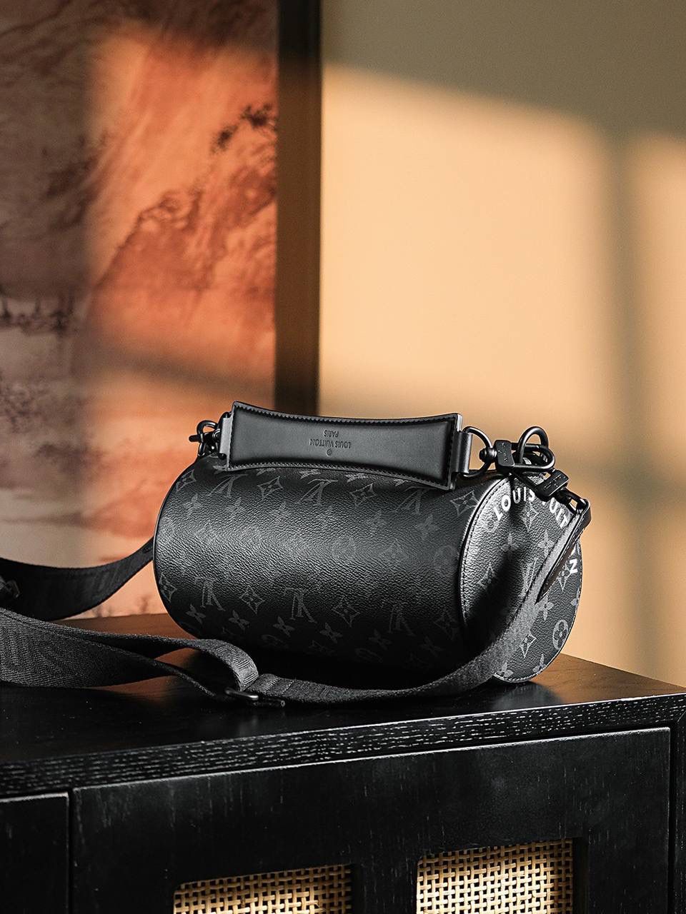 𝐒𝐎𝐅𝐓 𝐏𝐎𝐋𝐎𝐂𝐇𝐎𝐍芯片菱形跳动码圆筒小号系列👜✨ 近期满屏𝑺𝒐𝒇𝒕 𝑷𝒐𝒍𝒐𝒄𝒉𝒐𝒏圆筒包，堪称完美男包！ 第一眼就爱上，被种草的一塌糊涂， 采用了圆柱轮廓构型更显摩登风范，独特的设计造型更加有时尚感！ 这一季通过原有的复古格调注入当代时尚复古元素，比中古款更加精致大气，再一次被大家认可好评！ 足以容纳日常所需，提升实用性与时尚度，经典首选！💯🔥 五金材质：一树脂扣五金 皮料材质：菱形法国原厂皮面料【芯片版】 尺寸详情：𝟐𝟔*𝟏𝟒*𝟏𝟒𝐜𝐦