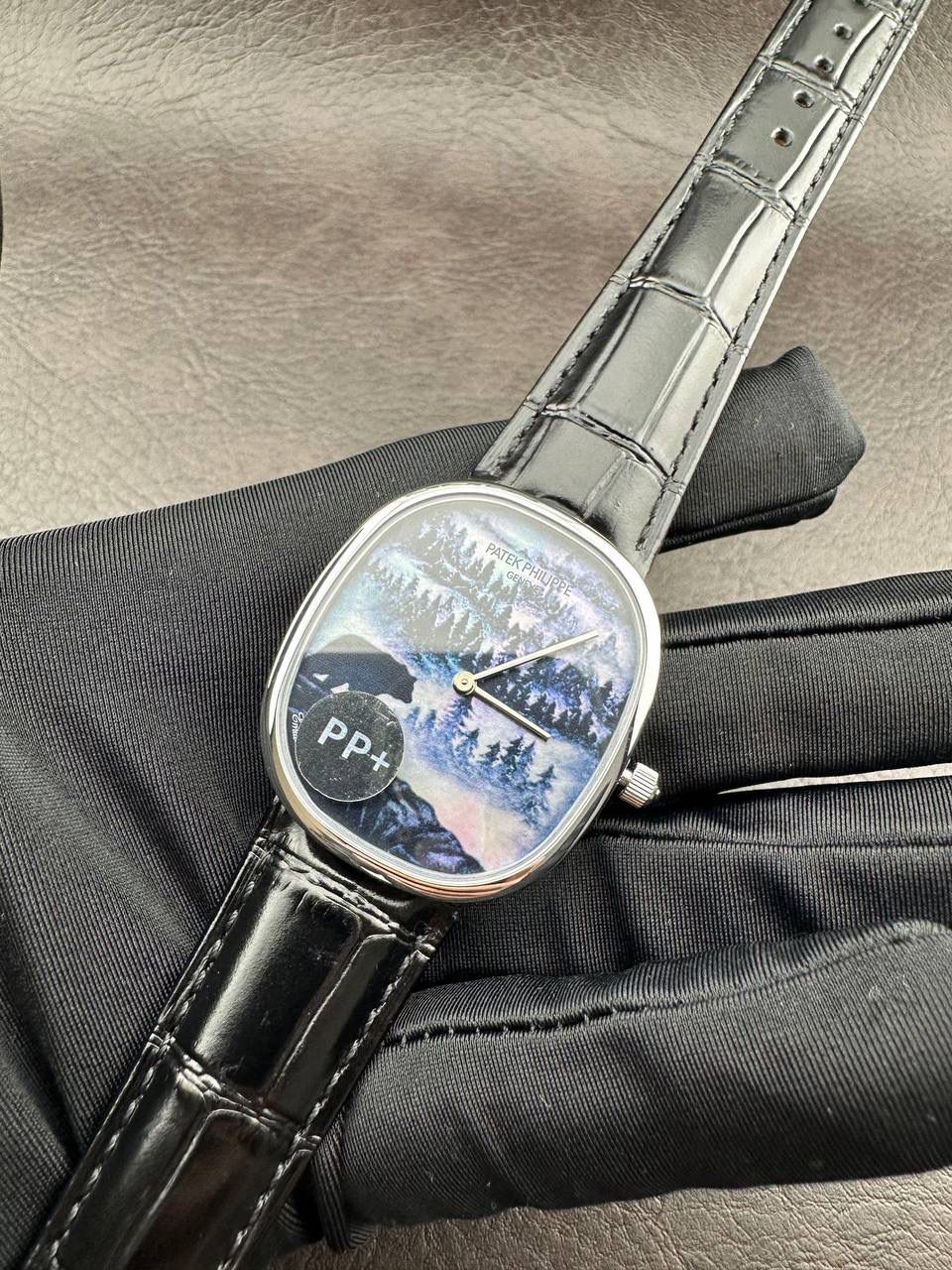PP➕ Factory2025新品首发｜百达5738系列 68克配重版 复刻经典，更胜经典——GOLDEN ELLIPSE 黄金椭圆腕表重磅登场！ ✅ 黄金分割美学重塑：遵循1:1.6181经典比例，34.5MM×39.5MM椭圆表径搭配7.7MM纤薄厚度，复刻古典韵味与佩戴舒适度。 ✅ 316L精钢表壳：介于圆形与矩形之间的别致椭圆轮廓，还原原版线条张力，质感细腻出众。 ✅ 3D立体云贝母表盘：专属浮雕打印工艺，折射神秘深邃光泽，告别市面暗淡平庸款，上手自带高光。 ✅ 定制进口小牛皮表带：21X16尺寸对版原配，搭配同型椭圆表扣，与表壳设计遥相呼应，贴合手腕更显格调。 ✅ 9015精准机芯：走时稳定精准，兼顾实用性与耐用性，日常佩戴无压力。 PP➕不做“远观款”，只为呈现最接近原版的真实佩戴体验——从细节质感 to 上手触感，每一处都经得起近距离审视，让经典韵味在腕间完美延续！
