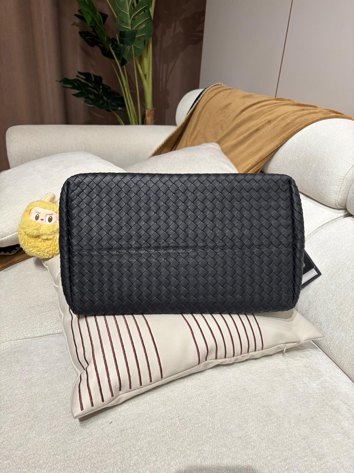 Bottega Venetia BV Shoulder Bag 100%Authentic, 98%New ✅Dust bag