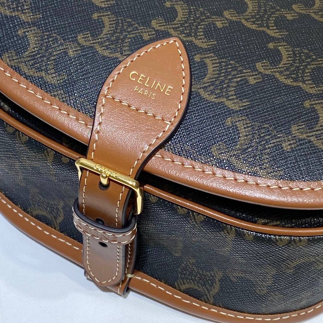 🔥大货实拍图 𝗖𝗘𝗟𝗜𝗡𝗘 ♥ 𝗧𝗥𝗜𝗢𝗠𝗣𝗛𝗘 𝗖𝗔𝗡𝗩𝗔𝗦 𝗙𝗢𝗟𝗖𝗢 马鞍包在IT Bag的世界里总是占着一席之地，经典百搭 经得起时间的推敲，被喻为行走的气质神器 ，FOLCO流畅圆润的包身线条和凯旋门老花设计搭配老式旅行箱开口扣，让人轻松get俏皮复古摩登的画报女郎。 型号：191502 尺寸：18*17*6.5cm