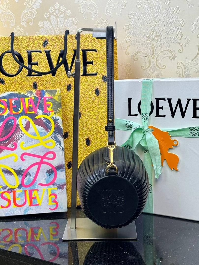 🎈褶皱羊皮手链包 ——【👉🏻黑色到货】 尺寸：𝟐𝟓-𝟏𝟎-𝟏𝟎𝐜𝐦 编码：062338 ✅采用褶皱纳帕小羊皮制成的管状小包，可转换为手链佩戴。 ✅两侧压印羊皮纹品牌大LOGO，配有🉑拆卸🉑调节的长肩带