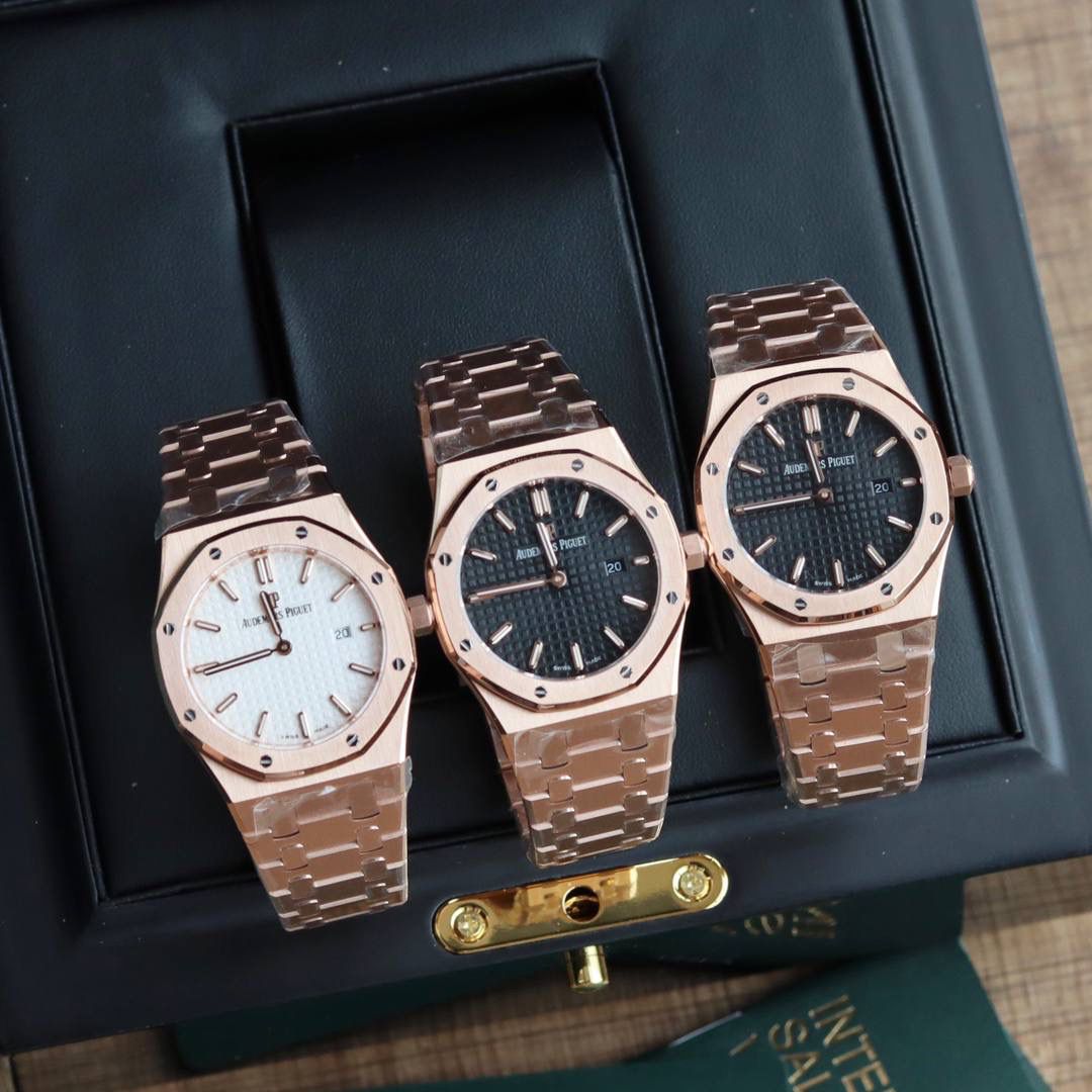🚀原单AUDEMARS PIGUET爱彼 皇家橡树系列67女士石英腕表 独家原版拆解开模 所有配件均可原版互换使用，搭载原装瑞士F04111石英机芯。走时精准！全程CNC打磨，多次校对调整版型，棱角分明。表壳直径33MM,多边形状表圈与表壳精密相合，表圈以六边形螺丝栓固定在表壳上（圈口镶嵌精美施华洛世奇钻，璀璨夺目）表带链节精致规整，链节经过上百次细致的打磨处理，呈现出完美的纹理。折叠式表扣开合简单，佩戴方便。腕表表耳处呈弯折状，可以保证腕表与腕部更加贴合。表盘镌刻“Grande Tapisserie”大方格纹装饰，搭配荧光立体时标和皇家橡树指针，宽大的指针和时标让读时简单清晰。三点位置日期显示窗口，以阿拉伯数字显示。腕表为密闭表底，表底上镌刻皇家橡树系列的英文名称“Royal Oak”字样✨🔥