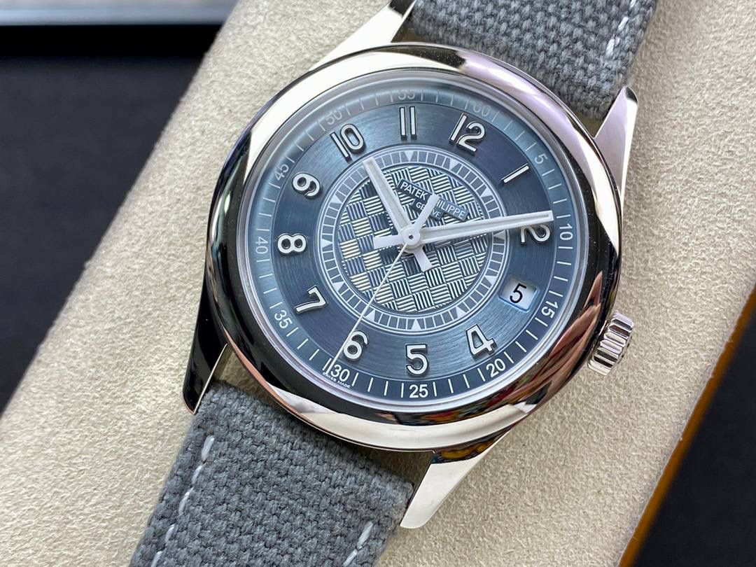 全新推出升级V2版 PP百达翡丽6007A-001Calatrava(普朗莱乌特制表大楼纪念款).V2版颜色经过数次调配，终于显示了PP独家的灰蓝色(既不灰，也不蓝)，100%还原百达翡丽的“蓝色贵族”.✨✨ 腕表40MM采用不锈钢材质的表壳以及宽阔的弧形表圈设计，线条优雅细节到位，十分醒目。充满动感活力的表盘结构，具有“碳型”菱格纹理和LOGO的机镂圆盘，三角形标记的轨道式刻度环，压嵌式阿拉伯立体字块，整体的灰蓝色沉稳典雅。蓝宝石水晶透盖上刻有Calatrava十字星图案和“New Manufacture2019”字样。搭载了兄弟厂PPF独家定制的第三代Cal.324SC一体机芯，配备硅游丝。动力储存 45 小时。表带白色缝线的小牛皮也独具特色，经压花处理，呈现出纺织面料纹理，有强烈的运动感🏃‼️