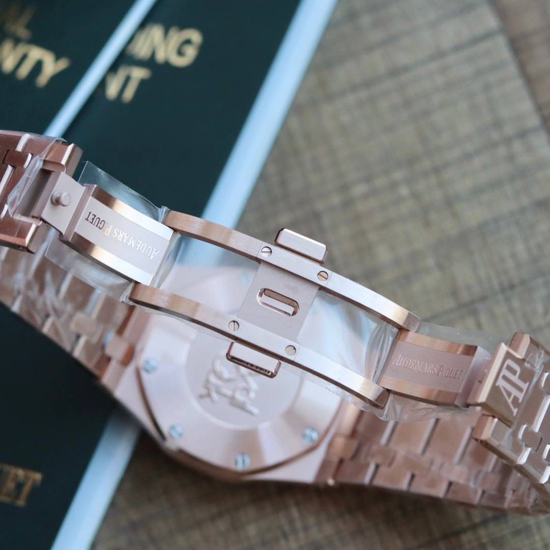 🚀原单AUDEMARS PIGUET爱彼 皇家橡树系列67女士石英腕表 独家原版拆解开模 所有配件均可原版互换使用，搭载原装瑞士F04111石英机芯。走时精准！全程CNC打磨，多次校对调整版型，棱角分明。表壳直径33MM,多边形状表圈与表壳精密相合，表圈以六边形螺丝栓固定在表壳上（圈口镶嵌精美施华洛世奇钻，璀璨夺目）表带链节精致规整，链节经过上百次细致的打磨处理，呈现出完美的纹理。折叠式表扣开合简单，佩戴方便。腕表表耳处呈弯折状，可以保证腕表与腕部更加贴合。表盘镌刻“Grande Tapisserie”大方格纹装饰，搭配荧光立体时标和皇家橡树指针，宽大的指针和时标让读时简单清晰。三点位置日期显示窗口，以阿拉伯数字显示。腕表为密闭表底，表底上镌刻皇家橡树系列的英文名称“Royal Oak”字样✨🔥