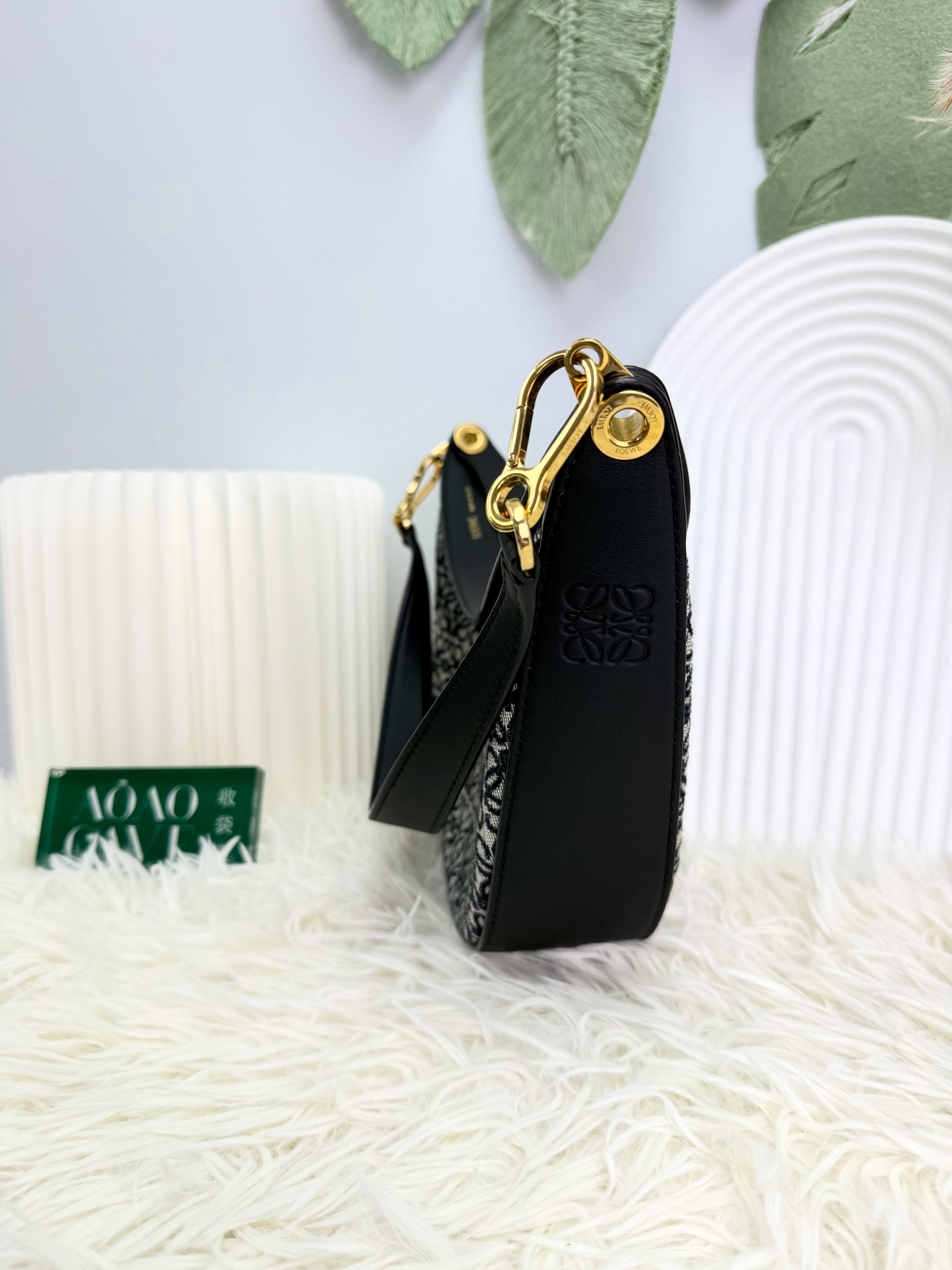 Loewe👜 PRE OWNED 🛍️黑色老花刺繡 Luna半月包 Small Anagram🖤 