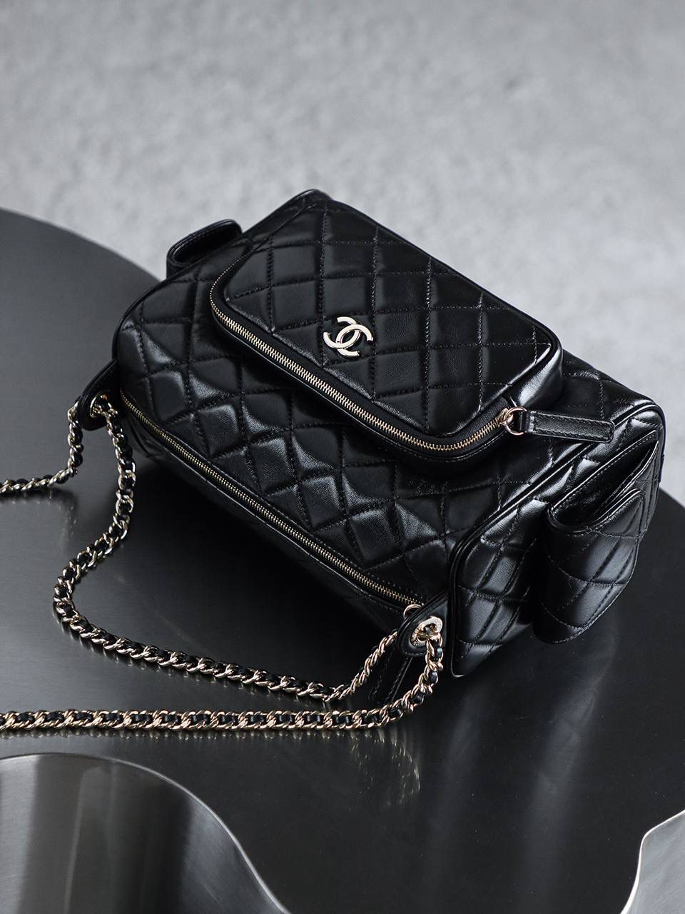 24K相機包大號鑒定版 👜 一包一碼 支持全球鑒定查驗身份證原廠專G 方框原廠皮料過關清單資料可査詢 24K相機包小號，尺寸精巧，卻蘊含著大大的時尚能量。 方正包型延續經典，線條簡潔流暢，每一處細節都盡顯簡約美學的精髓。 小號更加可愛精緻時髦！ 五金：厚鍍14k淺金 皮料：方框褶皺小羊皮 尺寸：13*23*15cm