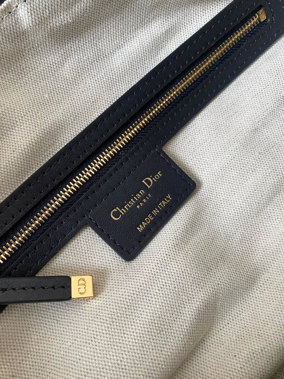 🈶老花蓝 𝐃𝐢𝐨𝐫 𝐃-𝐣𝐨𝐮𝐫𝐧𝐞𝐲手袋 不会还不知道吧？火出天际了姐妹们💕😍 今年 𝙳𝚒𝚘𝚛真的在松弛感这件事情上做到了极致 新款D-journey我直呼一个绝 难买程度不亚于保值系列，夸大了说哈哈 随性又高级的街头感，一改往日的嗲味 关键还是它的多功能肩带 三种背法都好看 俩侧口袋搭配的大号皮质拉牌更彰显个性 以复古金属𝘤𝘩𝘳𝘪𝘴𝘵𝘪𝘢𝘯 𝘥𝘪𝘰𝘳标识做点缀 既有装饰元素又实用 中号：33×16×15cm 小号：25.5x14.5x14cm