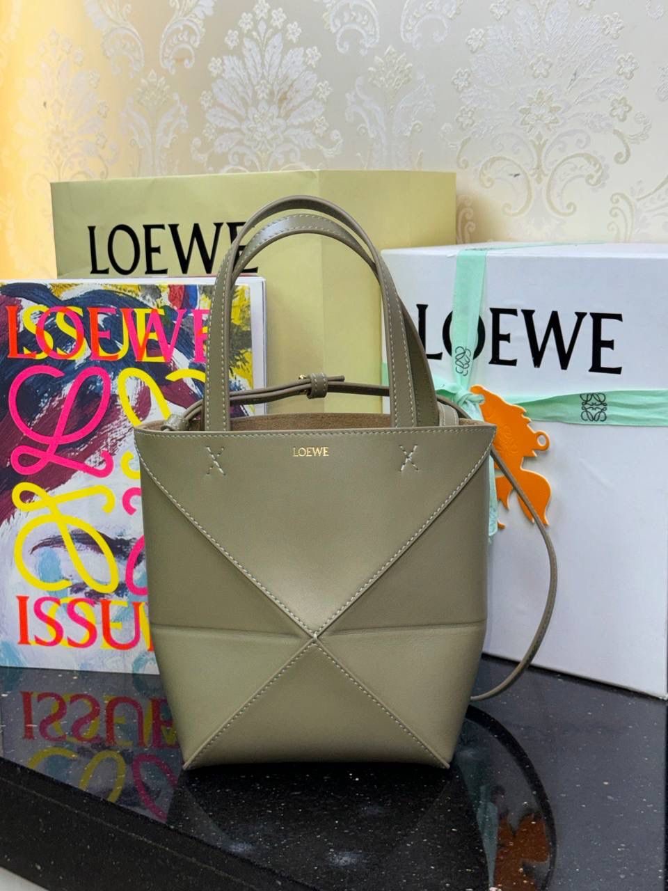 *𝐏𝐮𝐳𝐳𝐥𝐞 𝐅𝐨𝐥𝐝折叠手袋👜* ——全新【𝗡𝗘𝗪】升级‼️ 延续经典𝙋𝙪𝙯𝙯𝙡𝙚的标志性几何裁剪设计，新晋顶流🅰️𝙋𝙪𝙯𝙯𝙡𝙚 𝙁𝙤𝙡𝙚 𝙏𝙤𝙩𝙚以折纸包为灵感，升级成🉑完全折叠‼️的结构，立体与平面任意切换，出差旅行🧳必备单品。小牛皮材质轻且柔软，𝐌𝐢𝐧𝐢尺寸搭配一条可拆卸式肩带，手提，肩背，斜挎多样化背法✨ 尺寸：𝟏𝟔.𝟓-𝟗.𝟓-𝟐𝟎cm 款号：052322