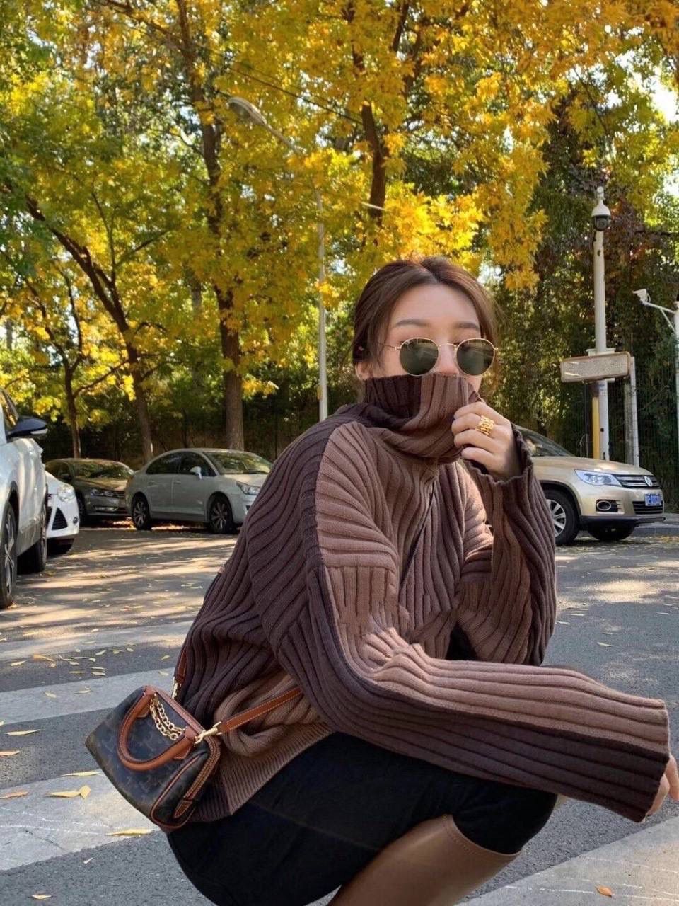 🔥大货实拍图 𝗖𝗘𝗟𝗜𝗡𝗘♥𝗧𝗥𝗜𝗢𝗠𝗣𝗛𝗘迷你波士顿 型号：195112 尺寸14*9.5*8cm 包包上的金色链条是亮点，敲时髦的，手拎肩背都好看☺️