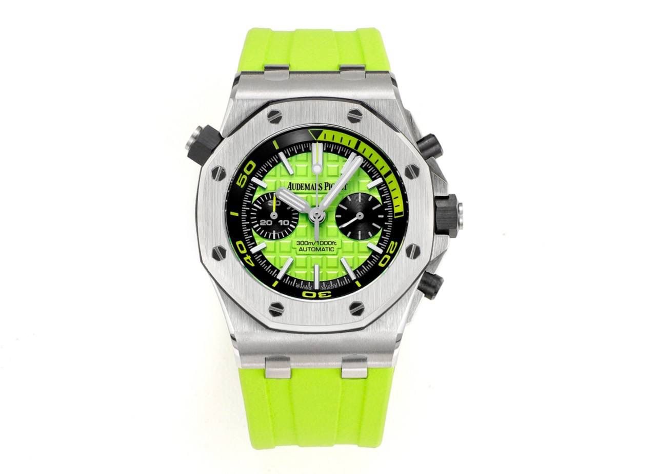 AP爱彼皇家橡树系列水果腕表 型号：26703 跑秒计时自动机械男表 搭载原版cal.3124机芯 直径：42mm 超强夜光🚀💯 1.表壳材质选用的316L精钢，经过CNC一次成型锻造了42mm的表径，表壳在经过拉丝工艺多次打磨抛光后做到了无懈可击，包括螺钉也一致还原 2.表盘字面格纹错落有致，立体感很强。刻度线粗细程度以及长短均与正品保持一致。条钉时标内部填充超强夜光材料。两组小圆盘对称分布，就像两只小眼睛。盘面内有一圈一圈的放大环，细节处理很到位。 3.橡胶表带表面的磨砂质感很强.采用无味不沾灰尘的进口橡胶，只为提高佩戴的舒适感 4.前后玻璃都采用蓝宝石水晶镜面玻璃，镜面通透性也很强。这款腕表采用3124机芯，做到了外观和正品的极其相似，走时精准稳定！！！