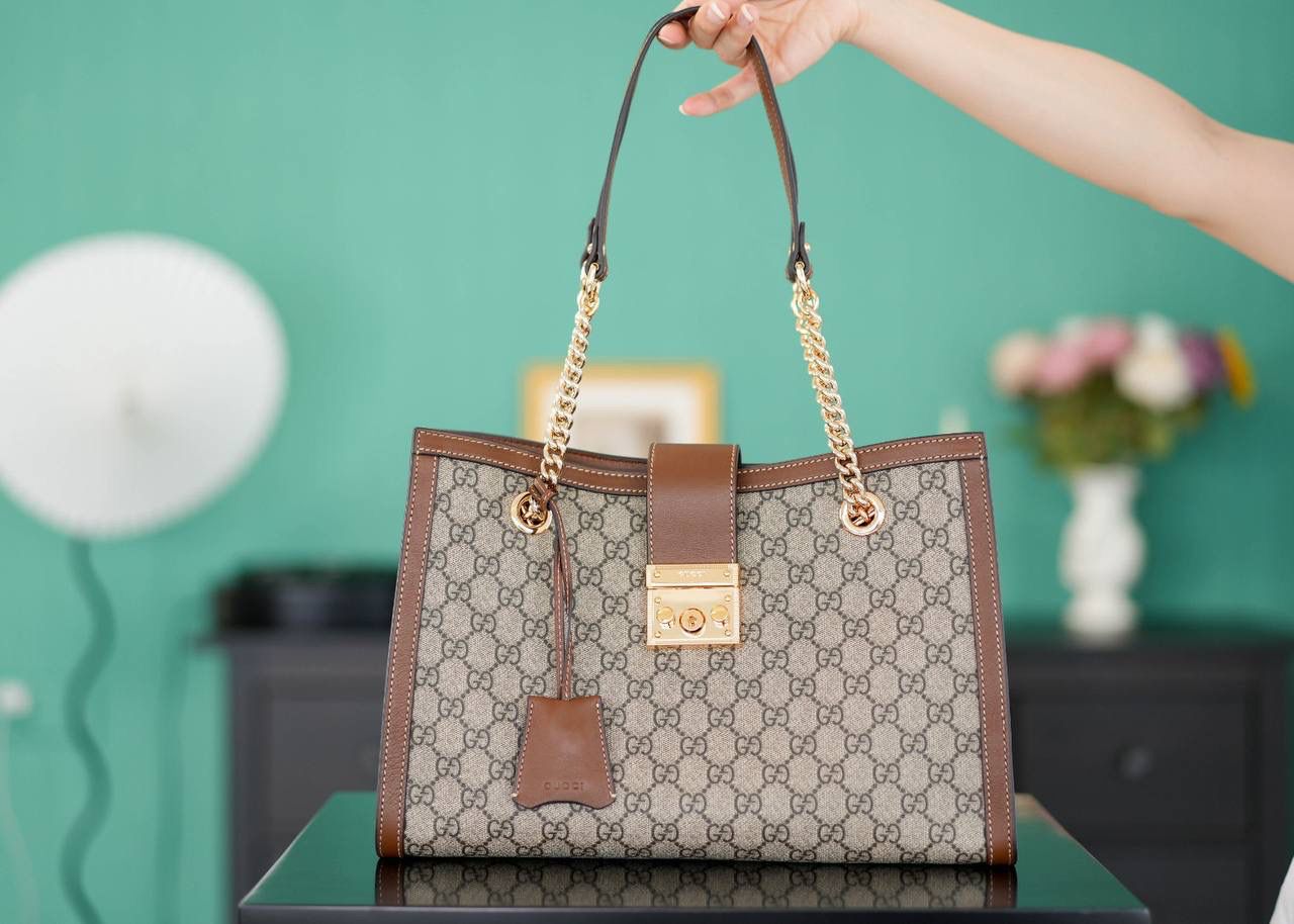 🥯Padlock系列GG中号肩背包 老花棕色 35cm 休闲、随意、有范 且非常大牌的款真的非Padlock这款购物袋不可 这个尺寸比较通勤风一些，大容量 包身轻便，非常适合上班族！ 官方款号 479197 尺寸：35x23.5x14cm