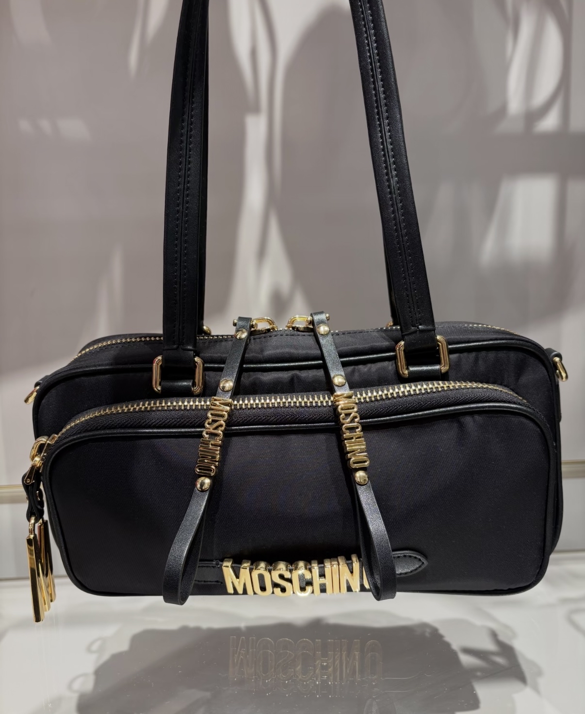 Moschino黑併金色Logo 橫版Totebag