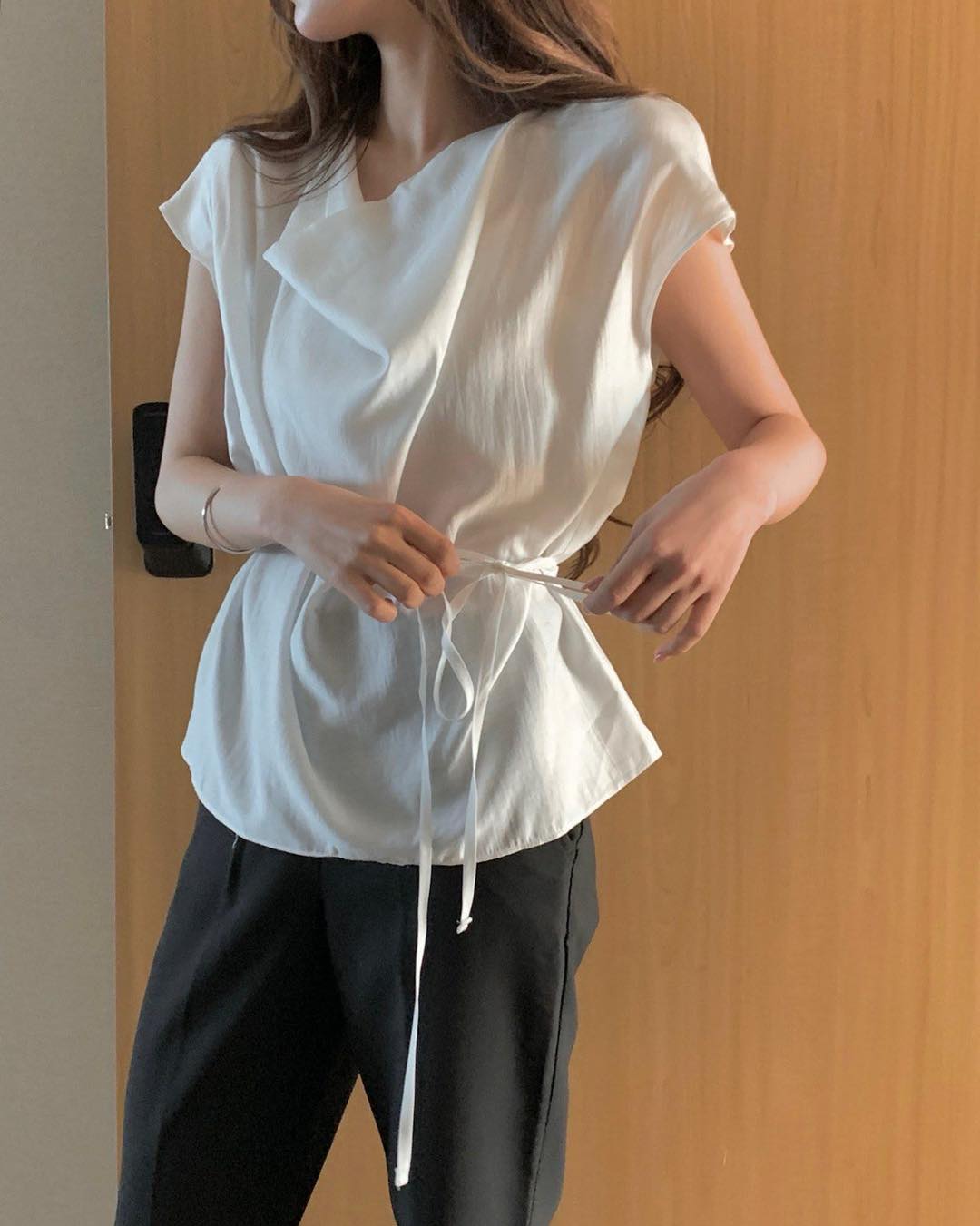 蕩領微皺色丁束帶上衣