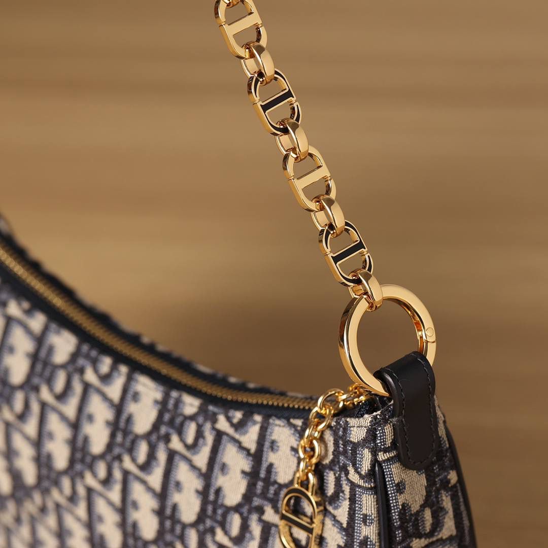 CD LOUNGE 手袋蓝色 Oblique 印花👜✨ 独家渠道货 独家腋下包老花 尺寸：26 x 15 x 5.5 厘米 这款 CD Lounge 手袋是2023夏季新品，彰显 Dior 的现代审美与高订风范。 采用蓝色 Oblique 印花面料精心制作，突显 Dior 经典图案。 经典链条与皮革搭配，交替饰以金色饰面金属和同色调珐琅链环，可折叠设计，可肩背或手提。 拉链开合搭配 CD 拉链头 可调节肩带，链条部分由金色饰面金属和与皮革同色调的珐琅 CD 链环组成，搭配皮革带 内含防尘袋