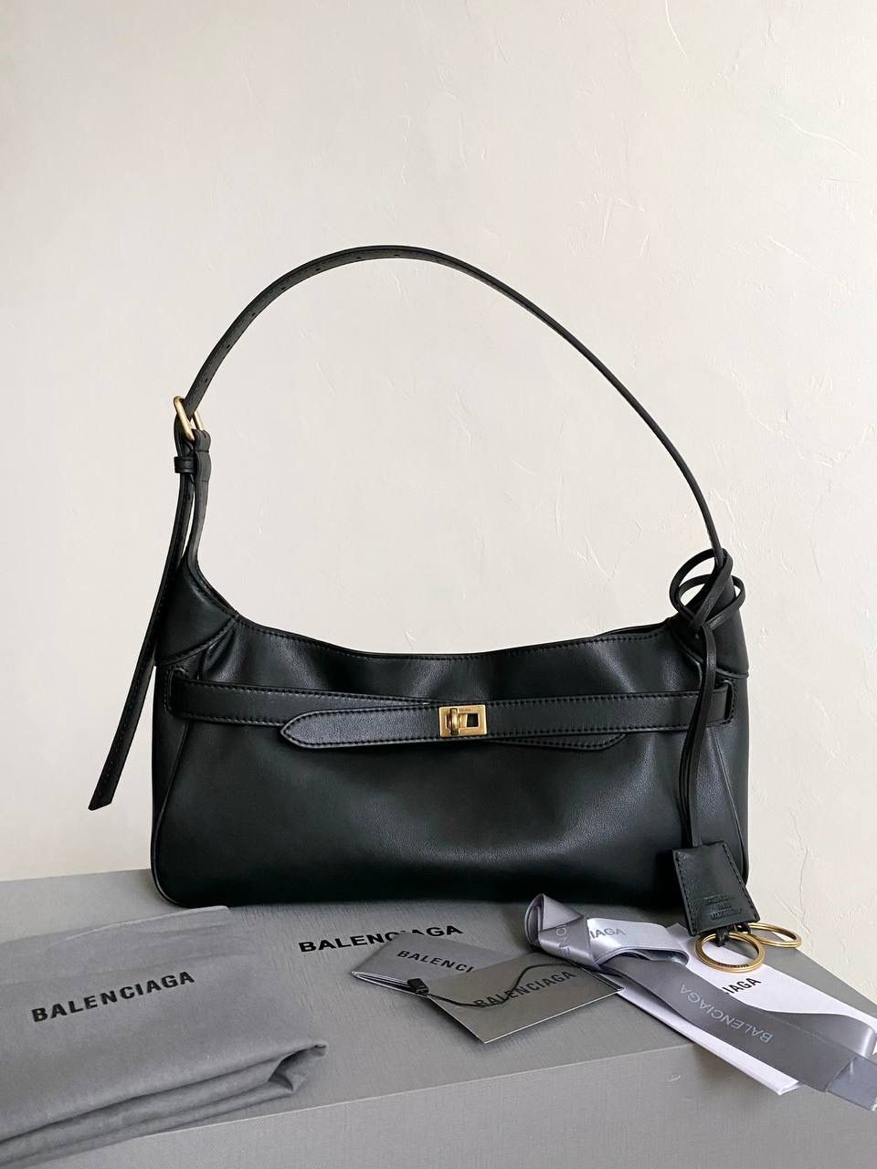 爆款🔥 ba1enciaga bel air 腋下包小号 黑色🖤 beiair➕rodeo，大热当道 一整个系列都火爆了，一只比一只热门 半定型的水桶包超有态度 它的皮是有点厚度又软乎的 所以整个包都散发着慵懒和不羁的感觉 而且设计元素不拖沓繁琐 完全可以无脑搭配 现在的通勤人员也是吃得太好了吧 能有这么时髦的托特包来背！ 什么电脑水杯统统往里扔就对了 肩带可长可短，腋下背斜挎背都ok 两个尺寸任君选择，果断冲！！ 29.9×19.8×17cm810680m
