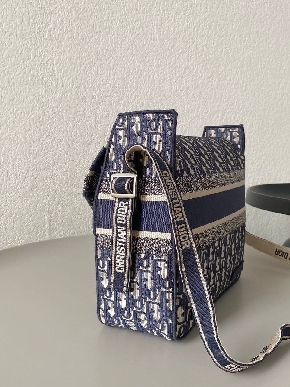 🈶老花蓝大号 𝗗𝗜𝗢𝗥 𝗢𝗯𝗹𝗶𝗾𝘂𝗲 经典邮差包 依旧火爆，呼声需求最高！这颜值众人一眼必入手，太好看了呀❕容量巨大且轻便，装多少东西都不觉得重喔！男女通吃～时髦复古休闲多风格担当！妥妥在线的通勤王！一见钟情一点也不夸张，超级爱～ size：27×28×11cm #M928m