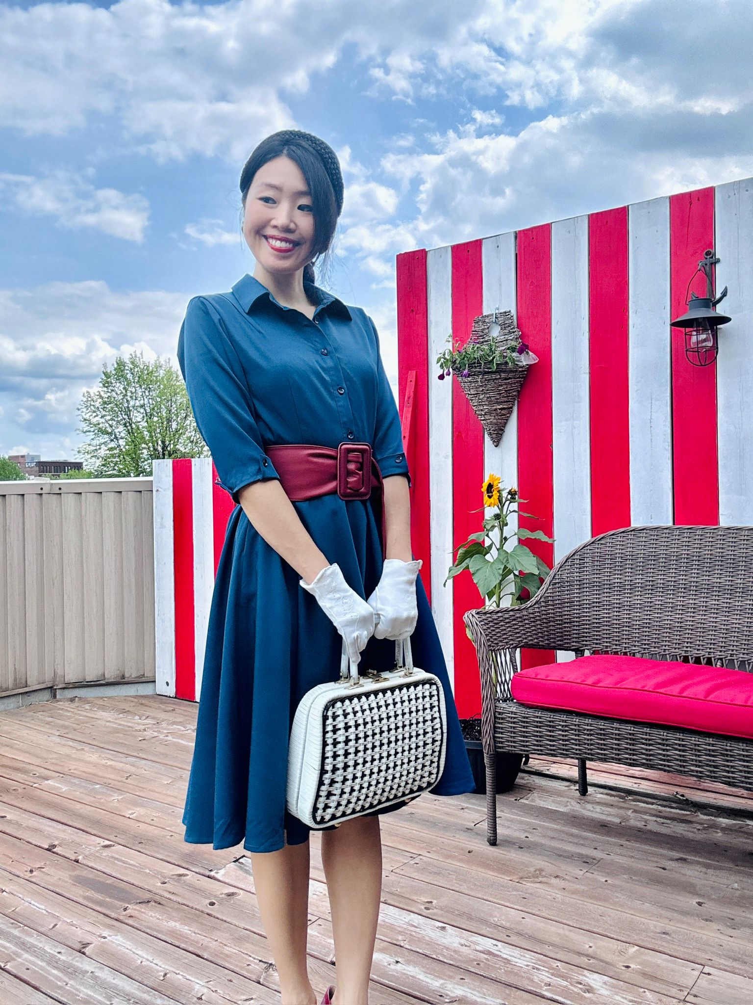 Unmarked Likely Made in Hong Kong Blue and white Wicker Straw bag with Lucite Handle (MT2588)