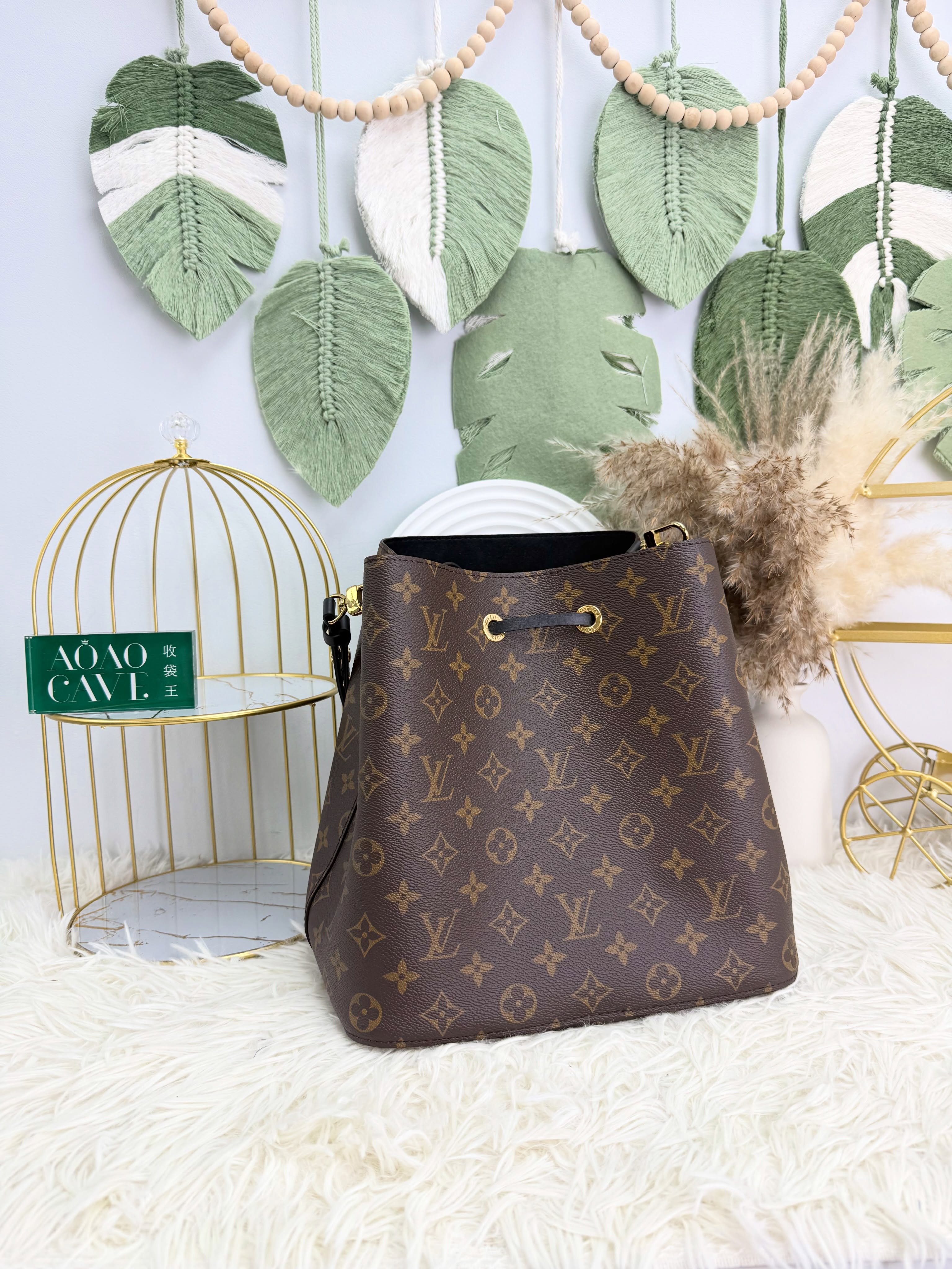 Lv👜 PRE OWNED 🛍️經典老花黑 NeoNoe MM水桶包🤎  26*17*25.5cm  配件 -塵袋、專門店單🫶🏻 💰優惠價 $10980 98%new  #收袋王  喜歡的話快點pm/whatsapp 我們💓 銷售熱線51111 321（whatsapp)  我們服務包括有：手袋飾物回收、手袋置換(一換一、一換多也可以） 、專業手袋鑑證、專業手袋護理  購買方法 🏢親臨門市 荃灣南豐中心15樓1521室（荃灣地鐵站a出口1分鐘到）敬請預約 ❤️只賣正品正貨，任驗💓🫰🏻 ❤️‍🔥本店為香港註冊公司絕對真貨，信心保證👍🏻 🫰🏻本店設有鑑證服務，有駐場鑑證師  ✨歡迎追蹤我哋各個平台緊貼最新優惠x貨品🔥😍 👇🏻👇🏻👇🏻👇🏻👇🏻👇🏻👇🏻👇🏻  ⭐️Instagram: aoaocave  🌈Facebook: aoaocave收袋王  🔥Carousell: acluxuryhk  👆🏻👆🏻👆🏻👆🏻👆🏻👆🏻👆🏻👆🏻  ___________________________  Disclaimer🫰🏻All trademarks and copyrights are reserved to the original brand holders. @AOAOCAVE sells only authentic goods and is not affiliated with any of the brands mentioned.  @AOAOCAVE 跟任何品牌無關，而且沒有持有任何品牌資版權，亦沒有與任何品牌合作。所有商標及版權歸屬於品牌坊所有，帖子只作分享用途。  #aoaocave #手袋回收 #名牌買賣