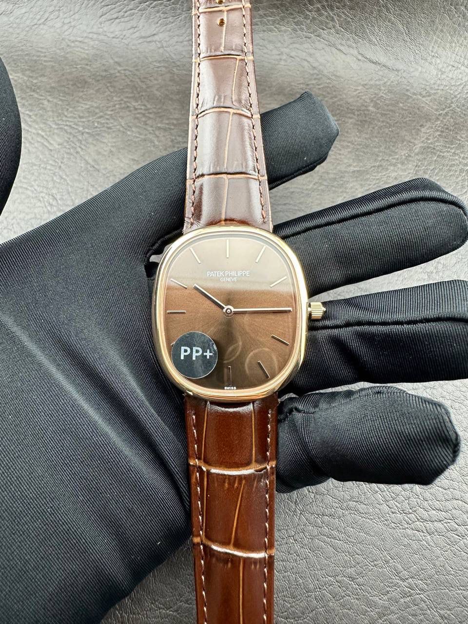 PP➕ Factory2025新品首发｜百达5738系列 68克配重版 复刻经典，更胜经典——GOLDEN ELLIPSE 黄金椭圆腕表重磅登场！ ✅ 黄金分割美学重塑：遵循1:1.6181经典比例，34.5MM×39.5MM椭圆表径搭配7.7MM纤薄厚度，复刻古典韵味与佩戴舒适度。 ✅ 316L精钢表壳：介于圆形与矩形之间的别致椭圆轮廓，还原原版线条张力，质感细腻出众。 ✅ 3D立体云贝母表盘：专属浮雕打印工艺，折射神秘深邃光泽，告别市面暗淡平庸款，上手自带高光。 ✅ 定制进口小牛皮表带：21X16尺寸对版原配，搭配同型椭圆表扣，与表壳设计遥相呼应，贴合手腕更显格调。 ✅ 9015精准机芯：走时稳定精准，兼顾实用性与耐用性，日常佩戴无压力。 PP➕不做“远观款”，只为呈现最接近原版的真实佩戴体验——从细节质感 to 上手触感，每一处都经得起近距离审视，让经典韵味在腕间完美延续！