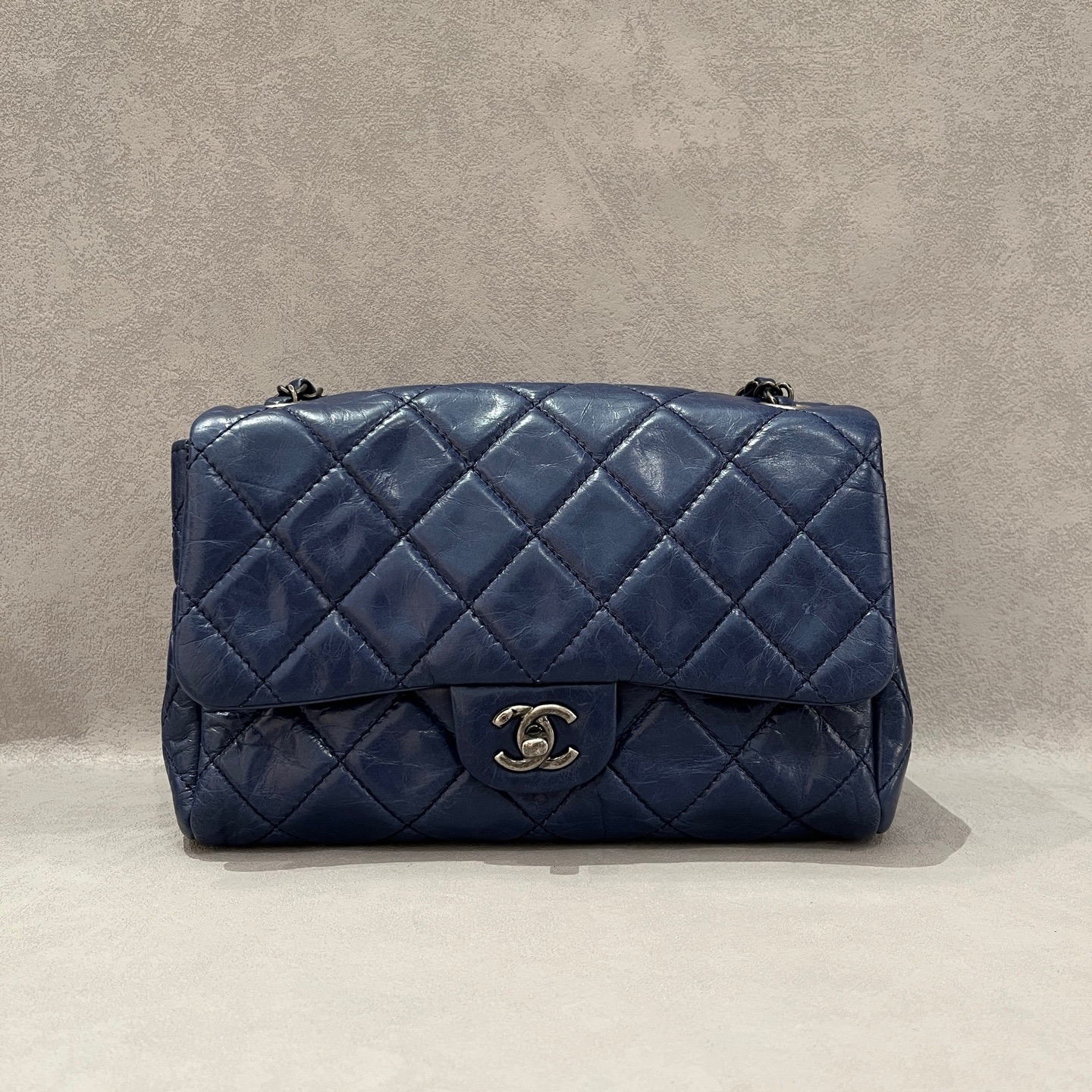 【預訂貨品】Chanel 15C油蠟皮深藍色斜孭袋