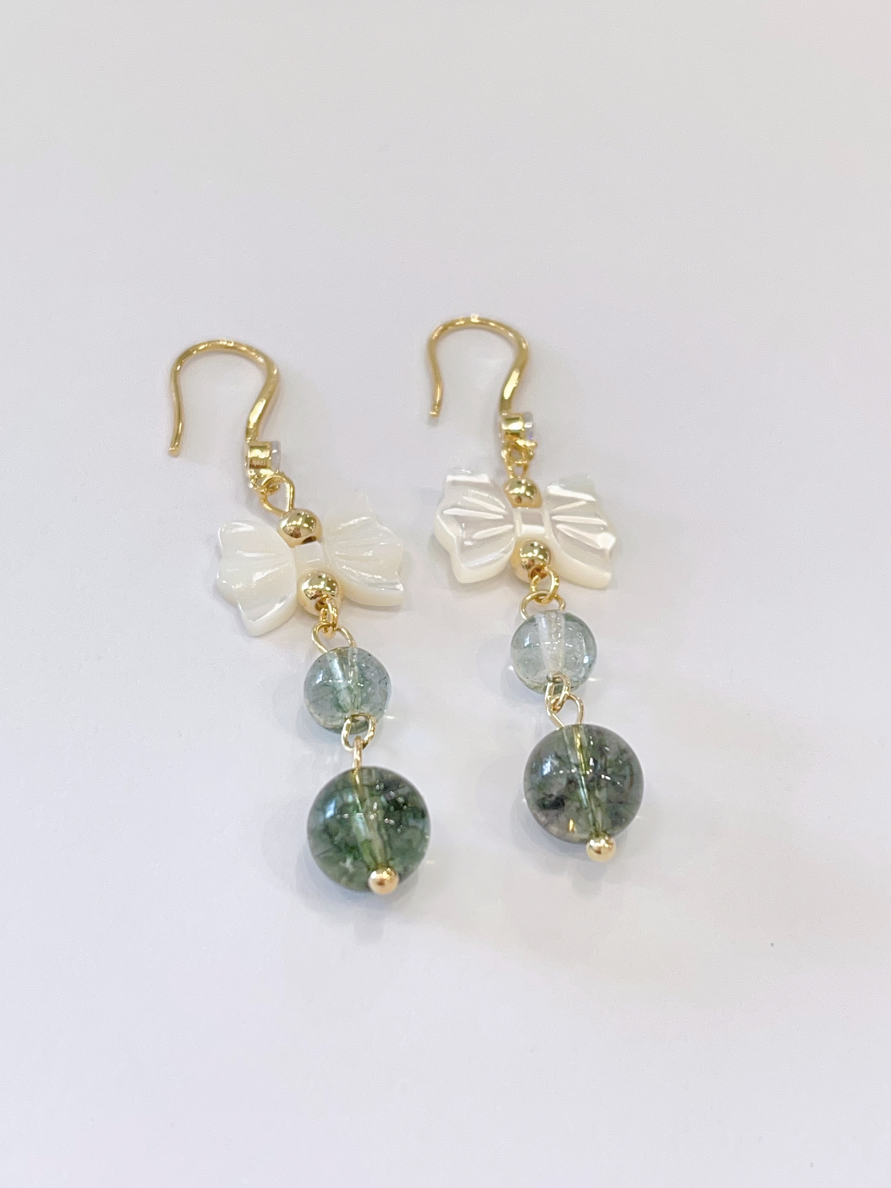 高级感蝴蝶结搭配小绿珠子耳环