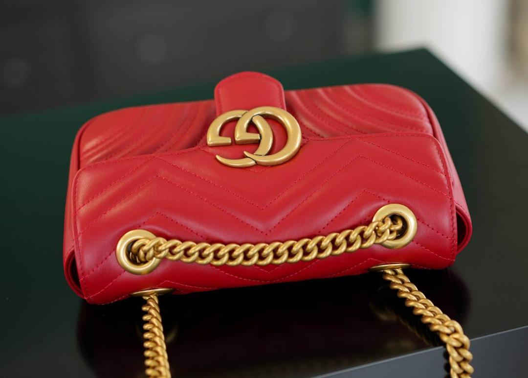 👜Marmont系列肩背包经典款 红色 22cm💕 （原厂皮 全铜五金） 正品售价¥18.000 独家原厂皮发售 限量级别 以前欣赏不了红色的包 但是现在真的觉得红色很赞很高级 黑色的衣服搭配个性张扬的红色 真的是又美又飒满满的女人味~ 官方款号 446744 尺寸小号：22x13x6cm 尺寸大号：26x15x7cm