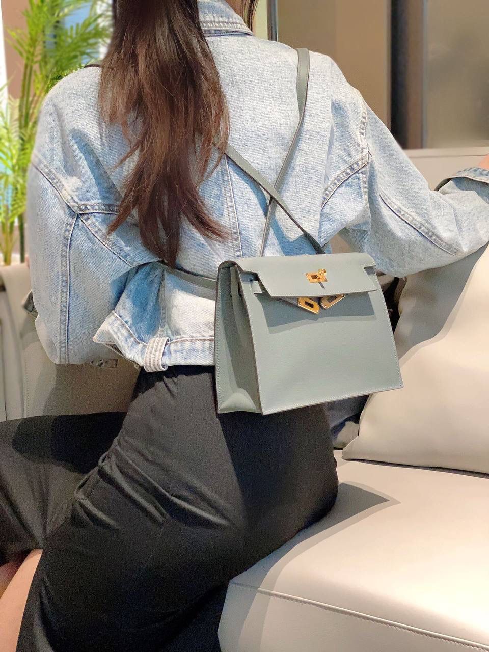 『杏仁绿·金』 ‘’Kᴇʟʟʏ ᴅᴀɴsᴇ • Evercolor 🎀 时尚圈就是一个圆！ 最厉害的就是六种背法： 斜背、侧背、肩背、腰包、背包、手包 集美们一定要安排起来‼️ 22Cm