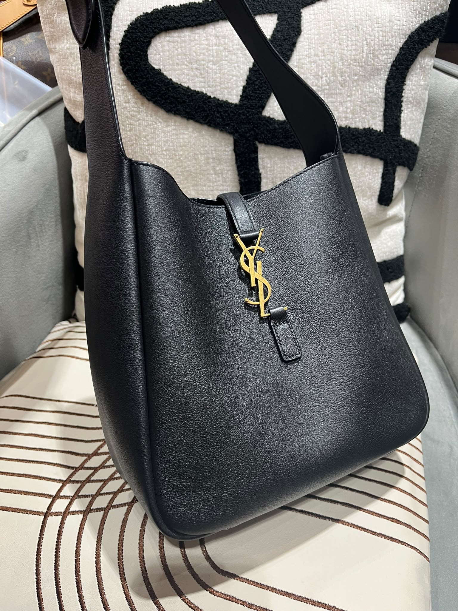 Saint Laurent Le 5 à 7 Supple Small Hobo 100%Authentic,98%New✅Dust bag 