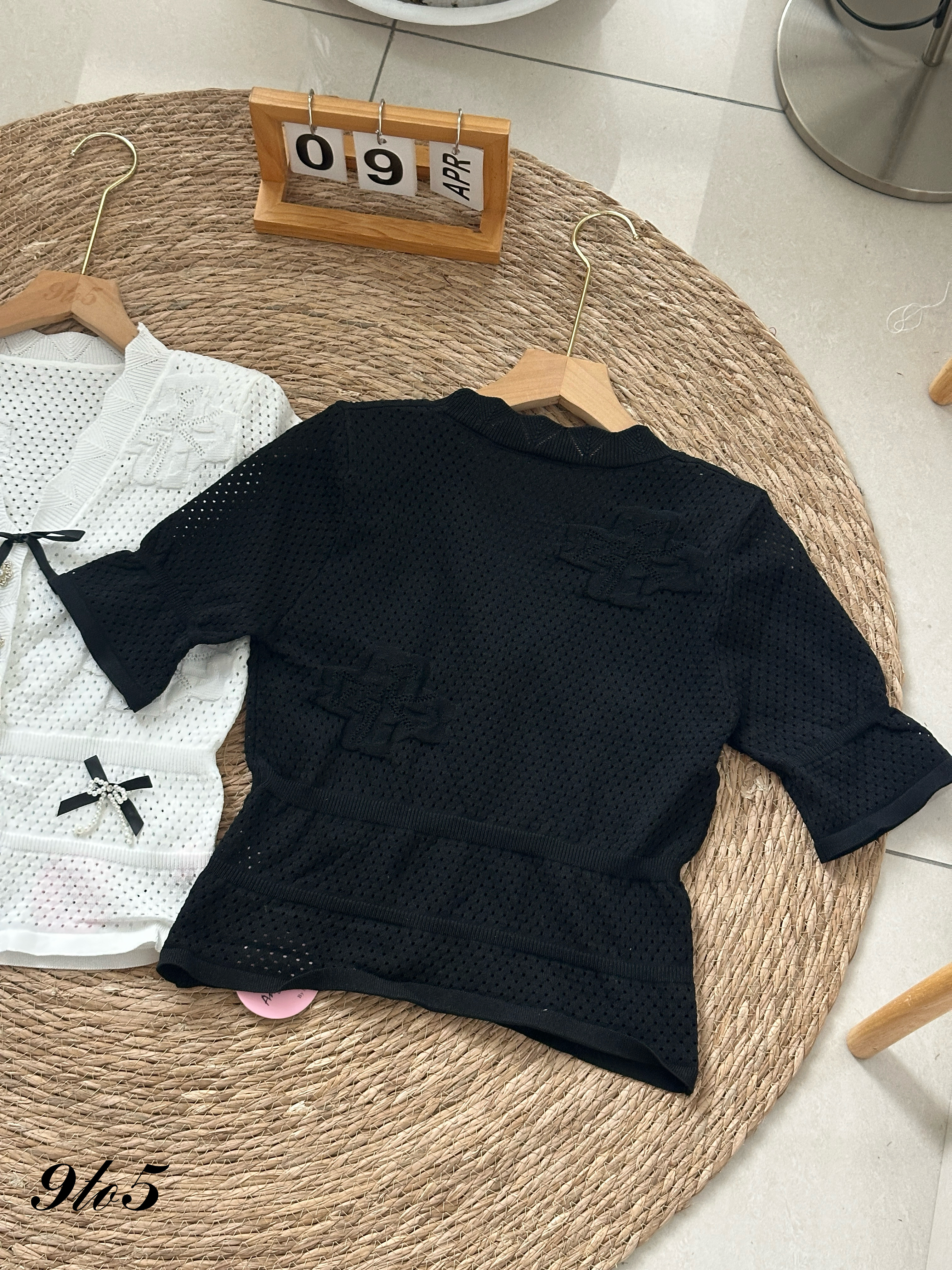 T4087 V Neck Open-knit Top - Black & White