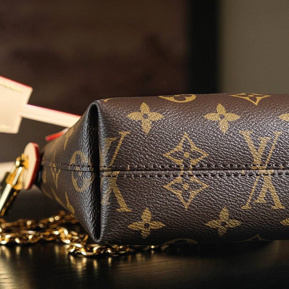 𝐋𝐎𝐂𝐊𝐈𝐓 𝐁𝐁芯片菱形跳动码系列👜✨ 当季新品复古潮流𝑳𝒐𝒄𝒌𝒊𝒕 𝒃𝒃系列，复古味十足配备上灵魂多变的背法✔️ 依旧是采用经典老花面料搭配上弧形上缘以及椭圆形饰边，完美呈现出现代化时尚与复古的完美结合。 小巧的包身，却能满足日常容纳需求，一包多用法，让你在使用过程种感受到它满满的高级感，真的是好用到哭✔️ 五金材质：厚镀纯钢五金 皮料材质：法国原厂皮面料【芯片版】 尺寸详情：𝟏𝟗*𝟕*𝟏𝟓𝐜𝐦