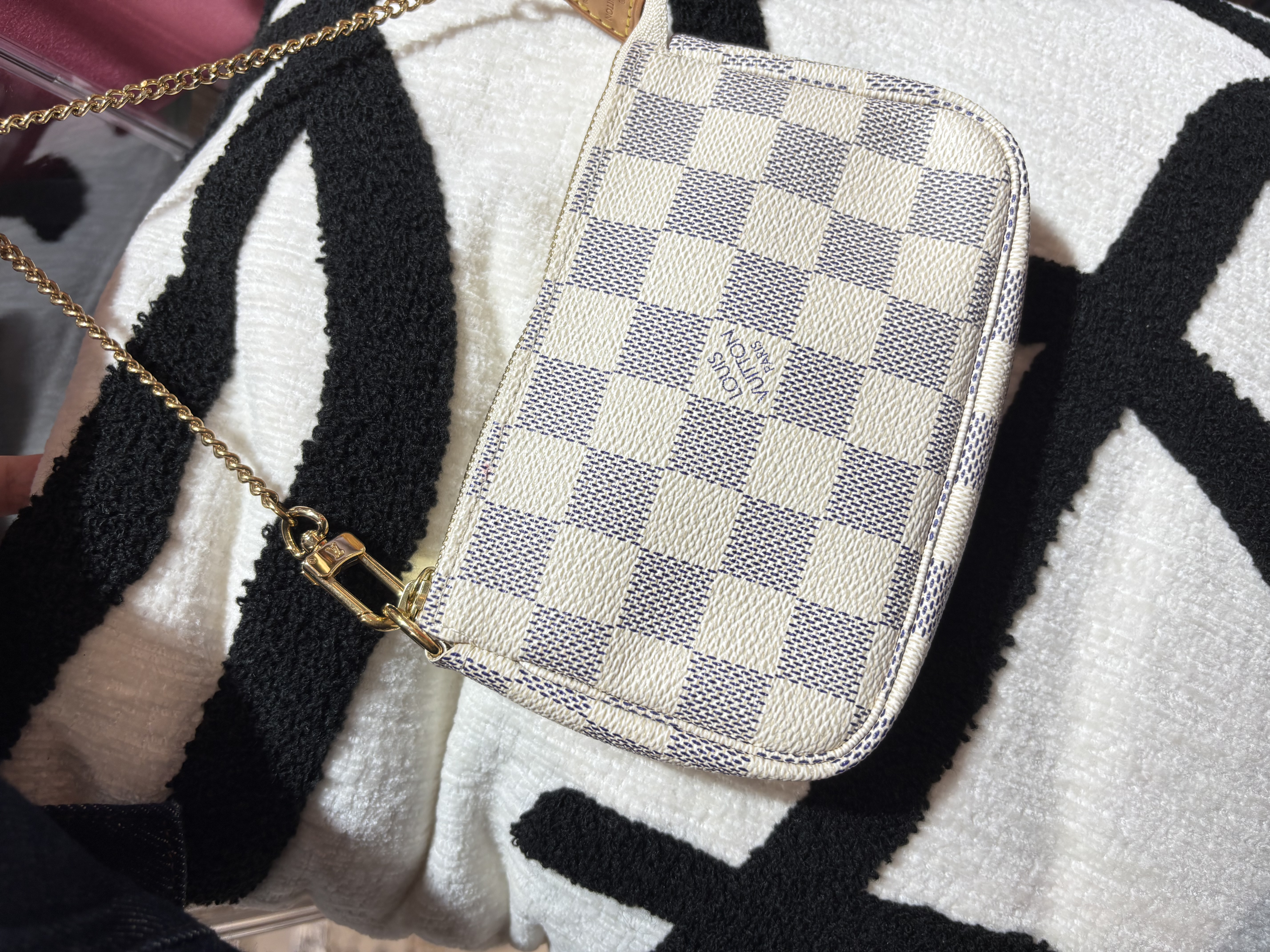 Lv mini pochette azur chain bag accessories 100%Authentic,98%new ✅dust bag  