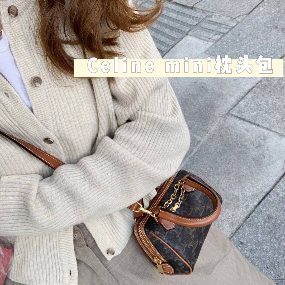 🔥大货实拍图 𝗖𝗘𝗟𝗜𝗡𝗘♥𝗧𝗥𝗜𝗢𝗠𝗣𝗛𝗘迷你波士顿 型号：195112 尺寸14*9.5*8cm 包包上的金色链条是亮点，敲时髦的，手拎肩背都好看☺️