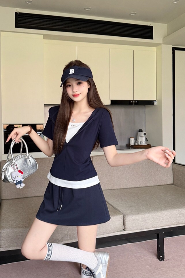 B46(309) 韩版休闲风假两件拼接里字母内搭暗拉链连衣帽上衣与短裙蓝套装
