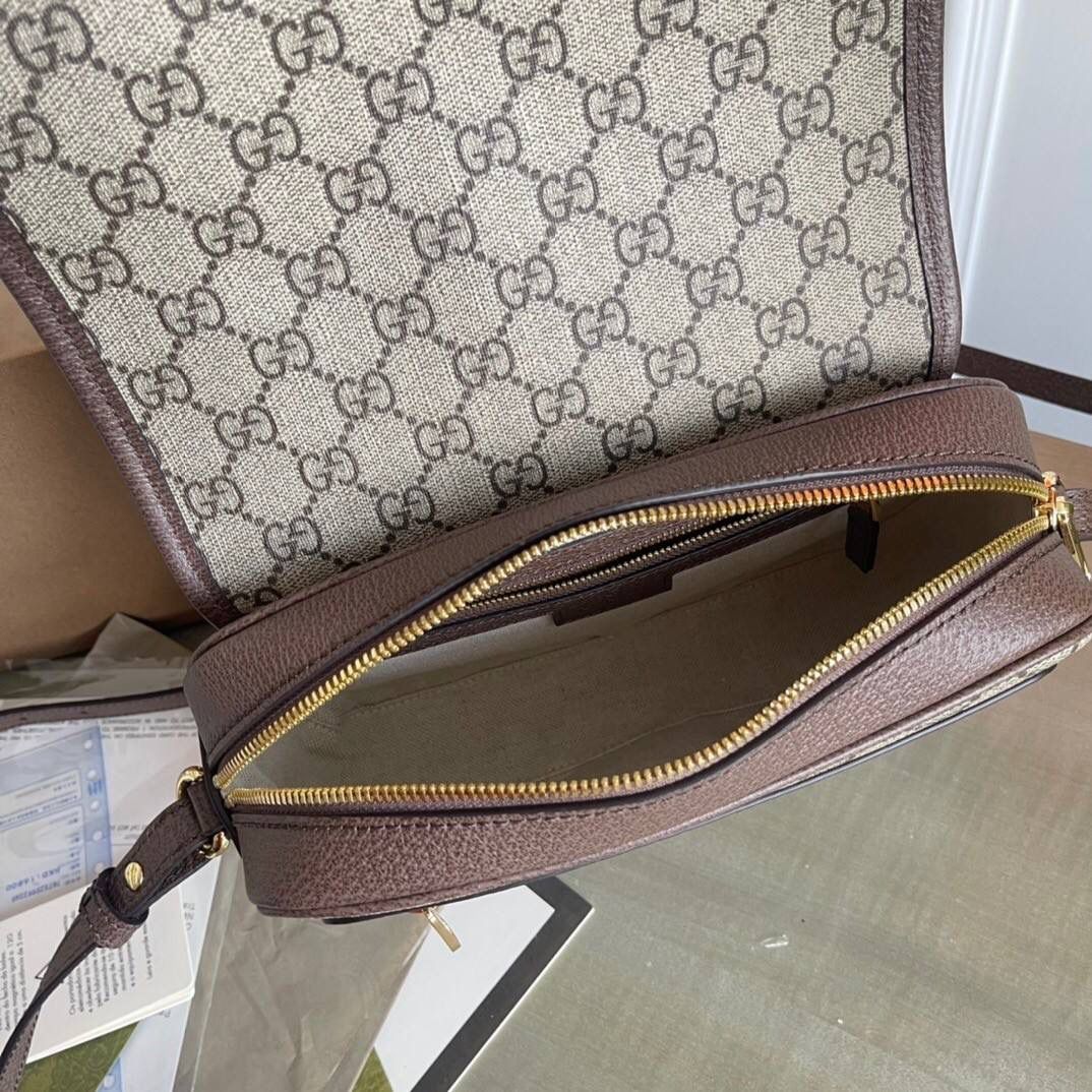 独家特级正品 🔥 ophidia系列 型号：722117 尺寸：23*17*7具一格的全新方式焕新演绎。金属孔眼和铆钉设计不仅是对传统造型的诠释，更不禁让人想起朋克风格，令典藏款型呈现别具一格的魅力风尚。这款小号肩带包采用品牌标志性的米色和乌木色传统配色gg supreme帆布制成，塑就俏皮的对比感🎀🤟🏻