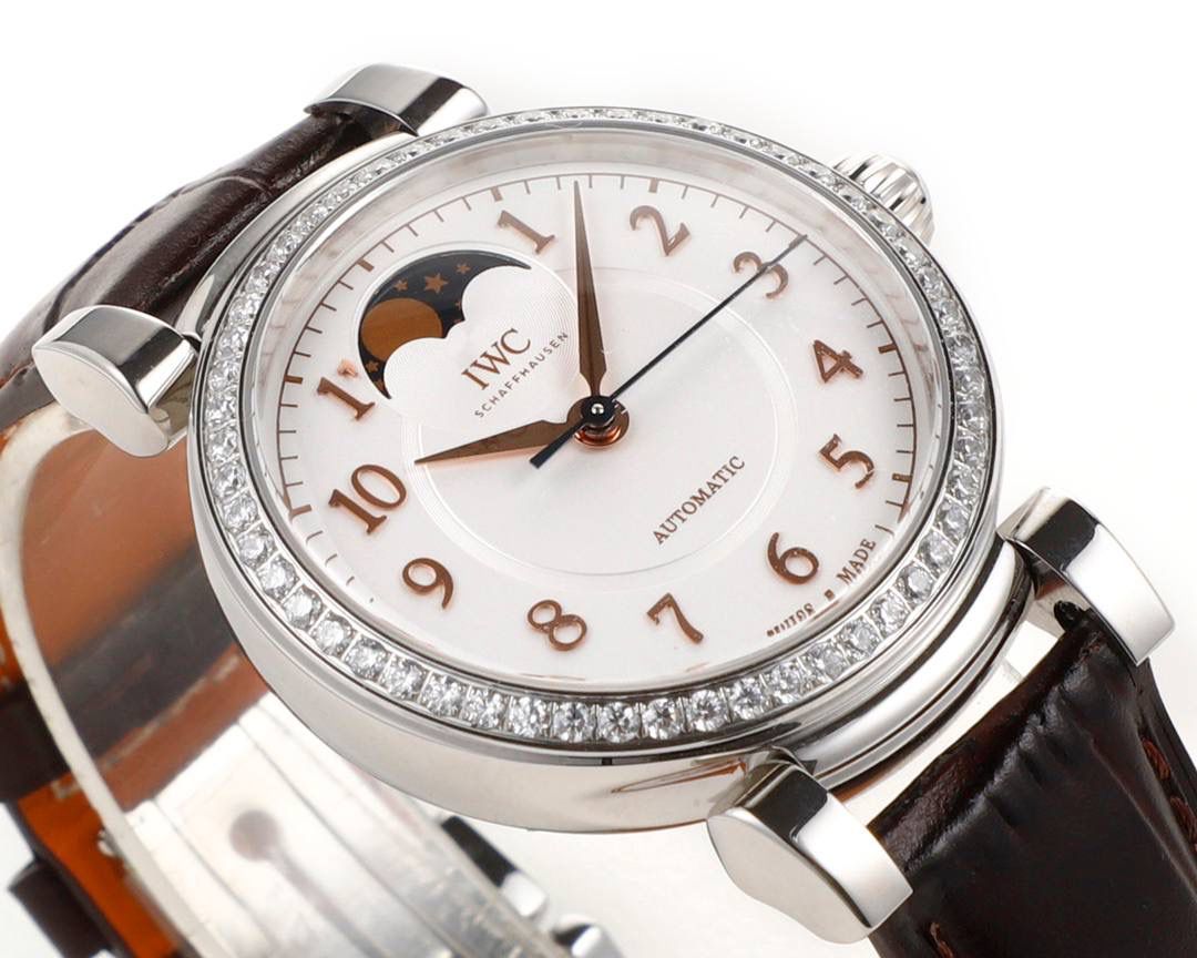 IWC达文西 IW459306 蓝色表盘配月相，好看又有氛围感，蓝色和月相搭配很协调。 这款达文西是复古经典设计，表盘干净清楚，指针是剑形，表冠是圆拱形，表耳可活动，戴着手腕更舒服。 表底刻有“生命之花”图案，是重叠圆环的几何样式。 表径36mm，精钢表壳，自动机械机芯，带中央停秒、月相显示，表底有特殊雕刻。 防水30米，动力储存42小时。 整体简约大方，细节精致，很适合成熟优雅的女生佩戴❤️