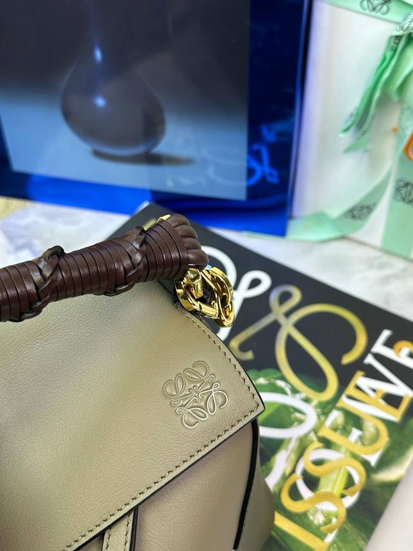 🎈最新编织手腕𝙋𝙪𝙯𝙯𝙡𝙚 ——【月桂绿拼】 尺寸：𝟐𝟒-𝟏𝟎.𝟓-𝟏𝟔.𝟓𝐜𝐦 编码：062405 ♥️以罗家经典几何设计，搭配独特的编织手腕，人字纹里布。 ♥️容量大，经典百搭，可拆卸肩带，有单肩，斜挎，手提等多样化背法。随性时髦洒脱，实用性强。 ♥️独家背景➕独家品质➕独家全套砖柜礼盒套装，市场高端品质皆在我手✌🏻