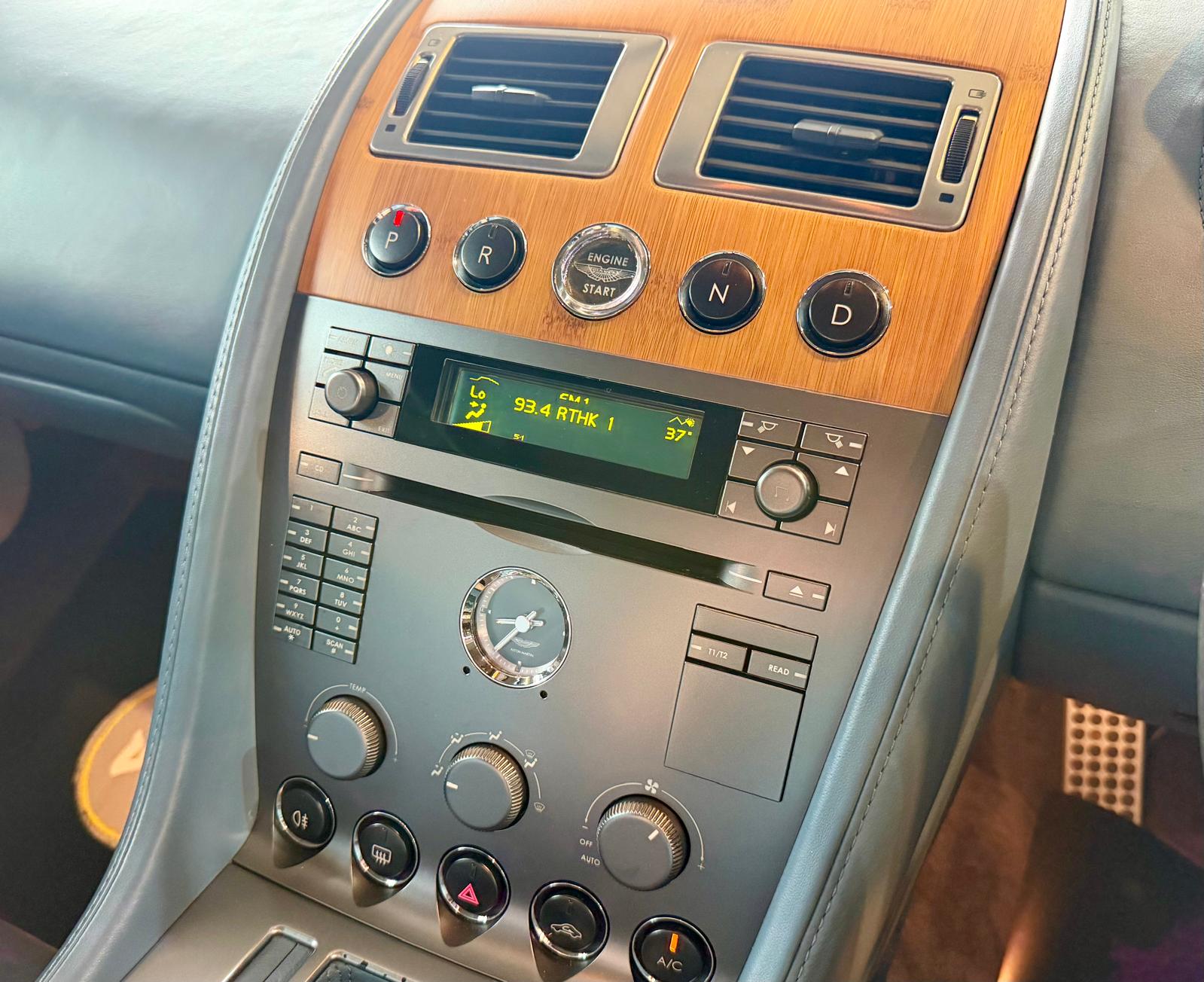 Aston Martin DB9 2004