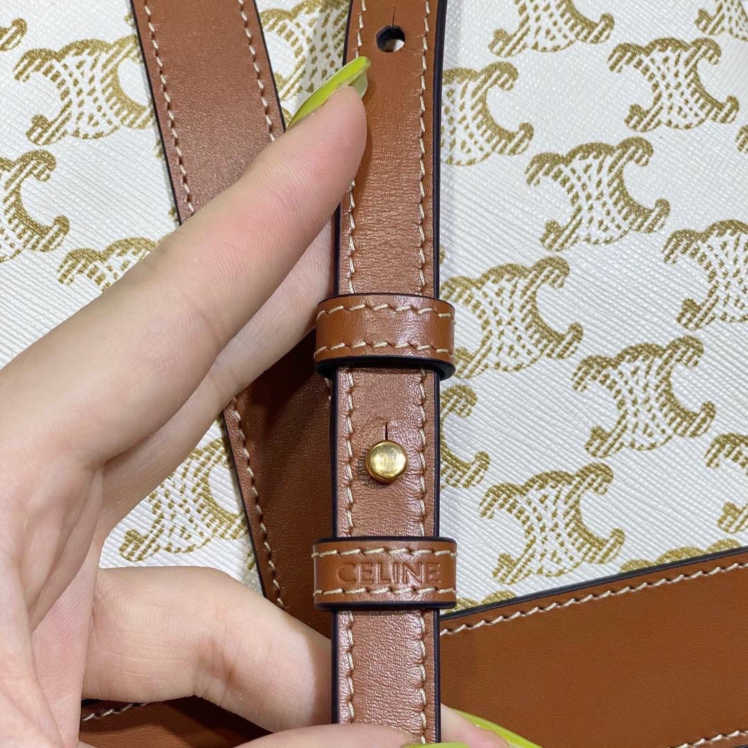 🔥大货实拍图 𝗖𝗘𝗟𝗜𝗡𝗘 ♥ 𝗧𝗘𝗘𝗡 𝗖𝗔𝗕𝗔𝗦 𝗗𝗘 𝗙𝗥𝗔𝗡𝗖𝗘 当季限定款💁‍♀️不会经常撞款的幸运锁包。型号：191992 尺寸：19*16*11cm