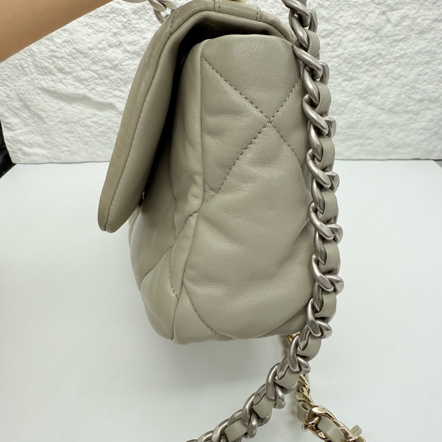 Pre-Owned CHANEL 19 / Product Code: 081421