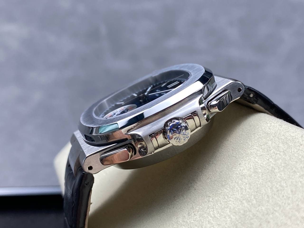 V2版真功能🌐真小秒！3K工厂 百达翡丽鹦鹉螺5980/1A-014多功能计时腕表V2版本，真小秒、真功能！【表壳】腕表尺寸40.5毫米，同正品一致的枕型表壳采用正面拉丝，侧面抛光的两种工艺组合，层次感分明，质感十足。尽显精湛工艺。【表带】采用原装表带一比一量身打造，每节表带的中央抛光部位，都能呈现钻石的形状，尽显高级质感。【机芯】3K厂采用定制版PP.CH28-520机芯，完美还原正品，时分秒，日期，和计时大秒功能。3K匠心之作，欢迎各位表友品鉴🌐