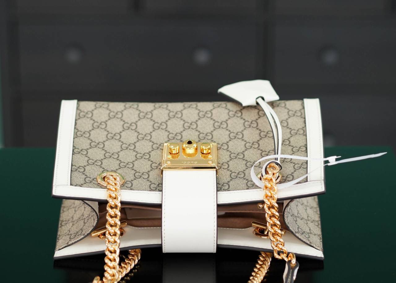 🥯Padlock系列GG小号肩背包 老花白色 26cm 休闲、随意、有范 且非常大牌的款真的非Padlock这款购物袋不可 通勤风，小号容量也非常OK 包身轻便，非常适合上班族！ 官方款号 498156 尺寸：26x18x10cm