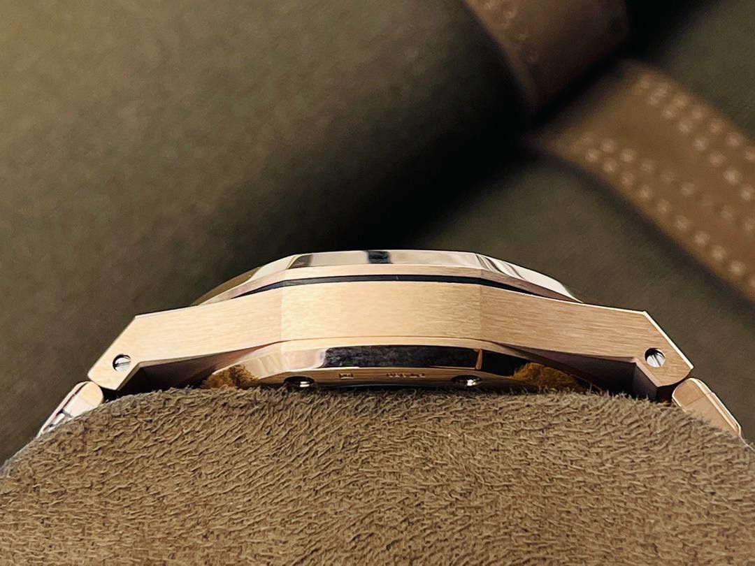 爱彼A P皇家橡树陀飞轮精品腕表 升级细节🔥 1⃣️独家订制Cal.2924机芯，动力储存68小时！ 2⃣️腕表依旧保留的八角形表圈、标志性的六角形螺丝以及经典表带！ 3⃣️皇家橡树系列超薄陀飞轮腕表在经典的“Tapsisserie”格纹上进行再度创新，形成了新的格纹“Tapisserie Evolutive”！熟悉又陌生的表盘格纹装饰带来全新观感，成为这款腕表的点睛之笔。 4⃣️表壳直径为41毫米，厚度为11.2毫米！