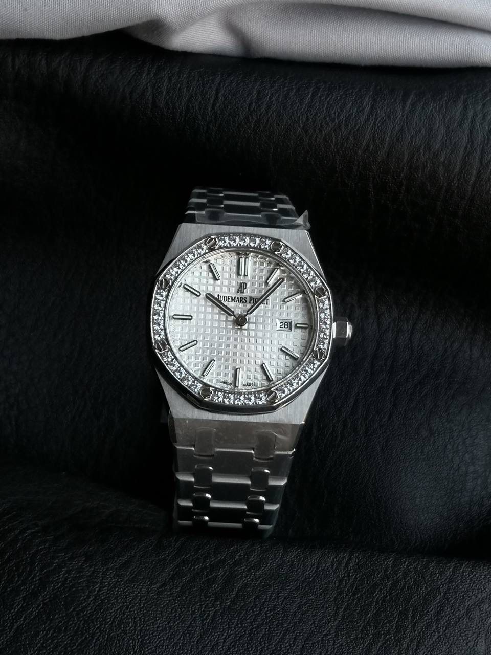 表壳厚度为7毫米，整体较为纤薄，使腕表佩戴起来更加轻盈，不会给手腕带来过多的负担。 皇家橡树67651延续了标志性的八角形表壳，展现了爱彼独特的工艺美学。每一处细节都经过精心雕琢，体现了品牌对完美的追求。 指针经典：采用皇家橡树指针，这种指针形状独特，宽大且线条流畅，具有较高的辨识度，与表盘的整体风格相得益彰，为腕表增添了一份优雅与大气。